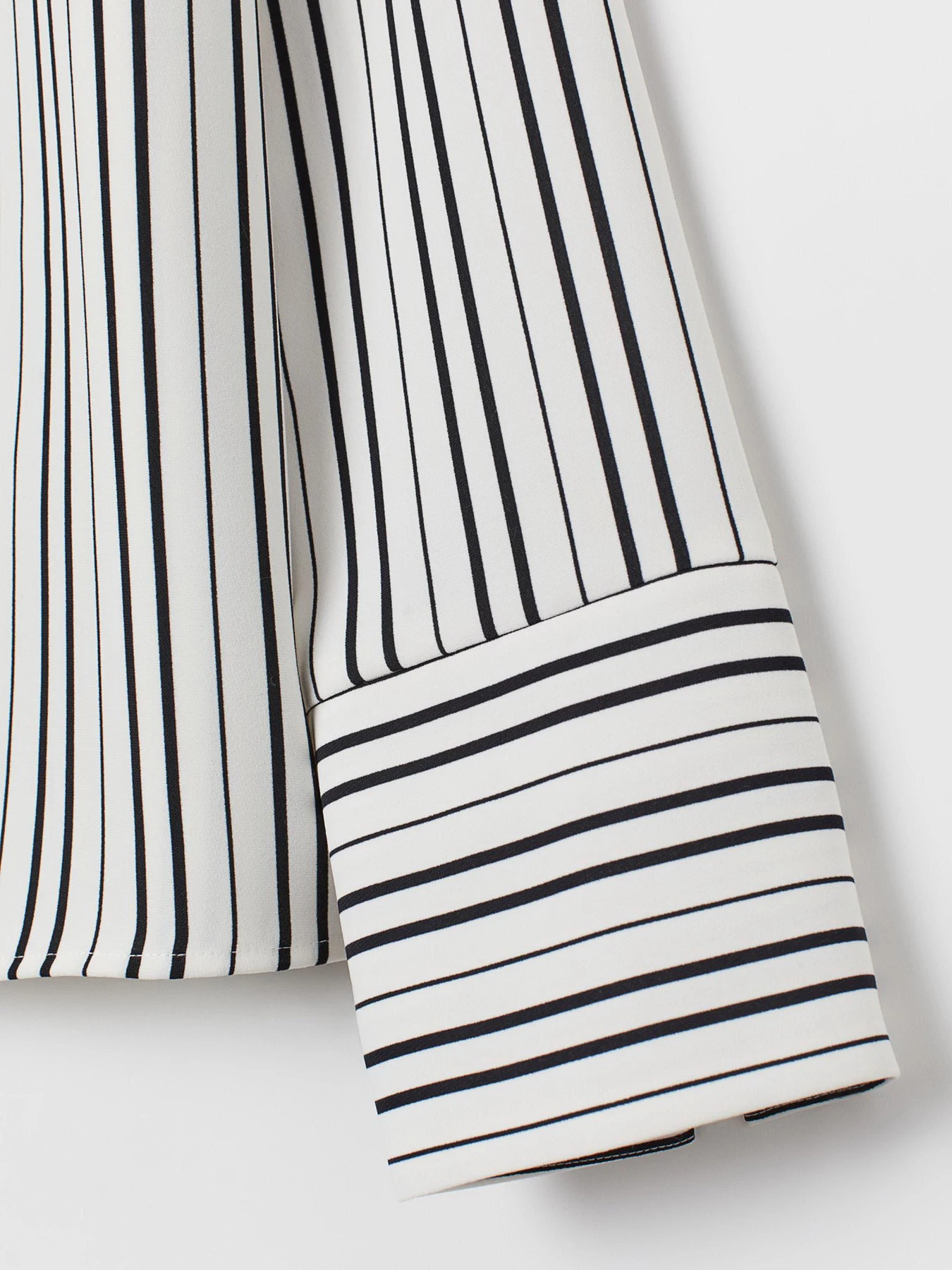 Сорочки H&M модель 7165489log_Черно-белый Фото