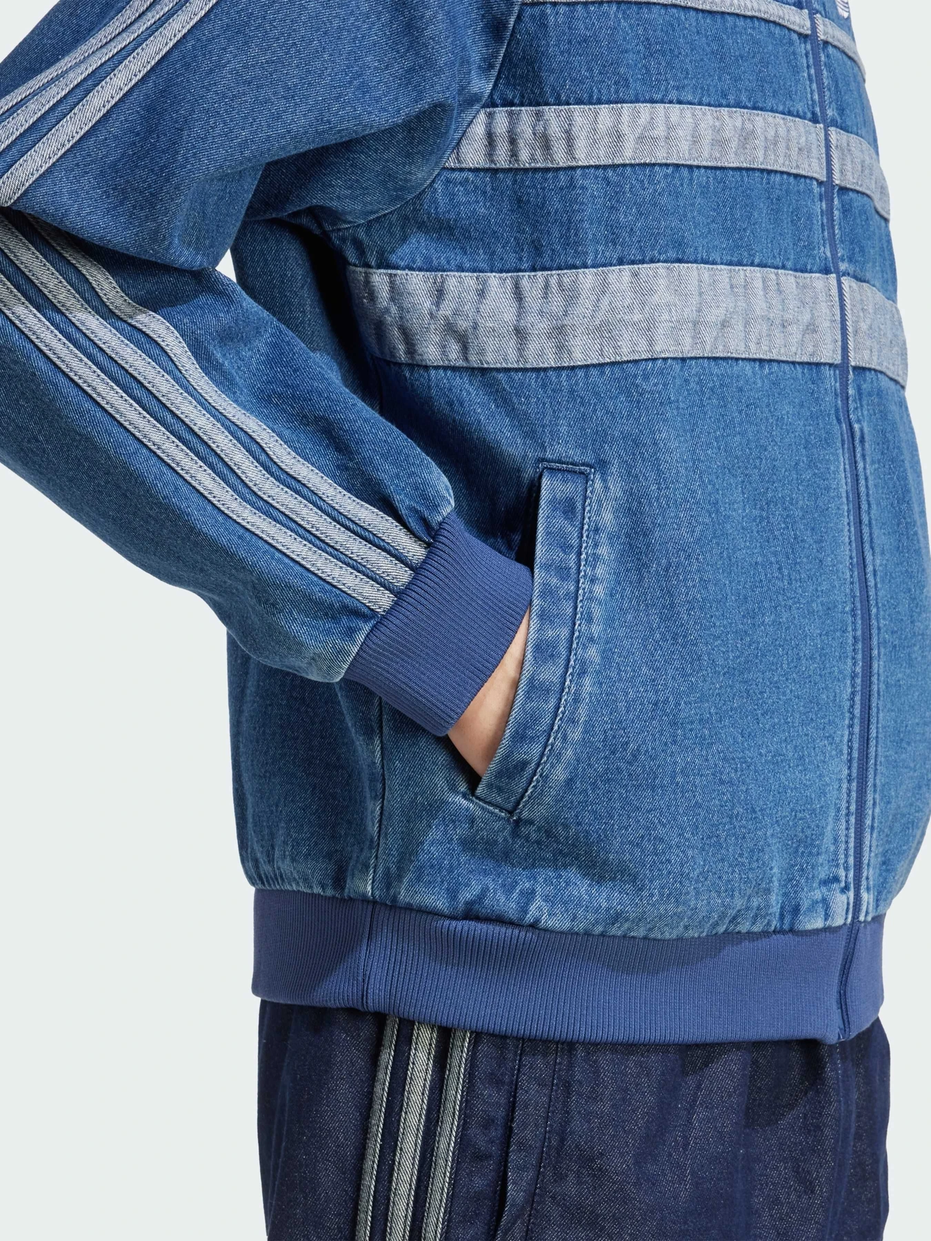 Куртки и дубленки Adidas Adicolor модель JX6457 Куртки и дубленки Adidas Adicolor модель JX6457 Фото