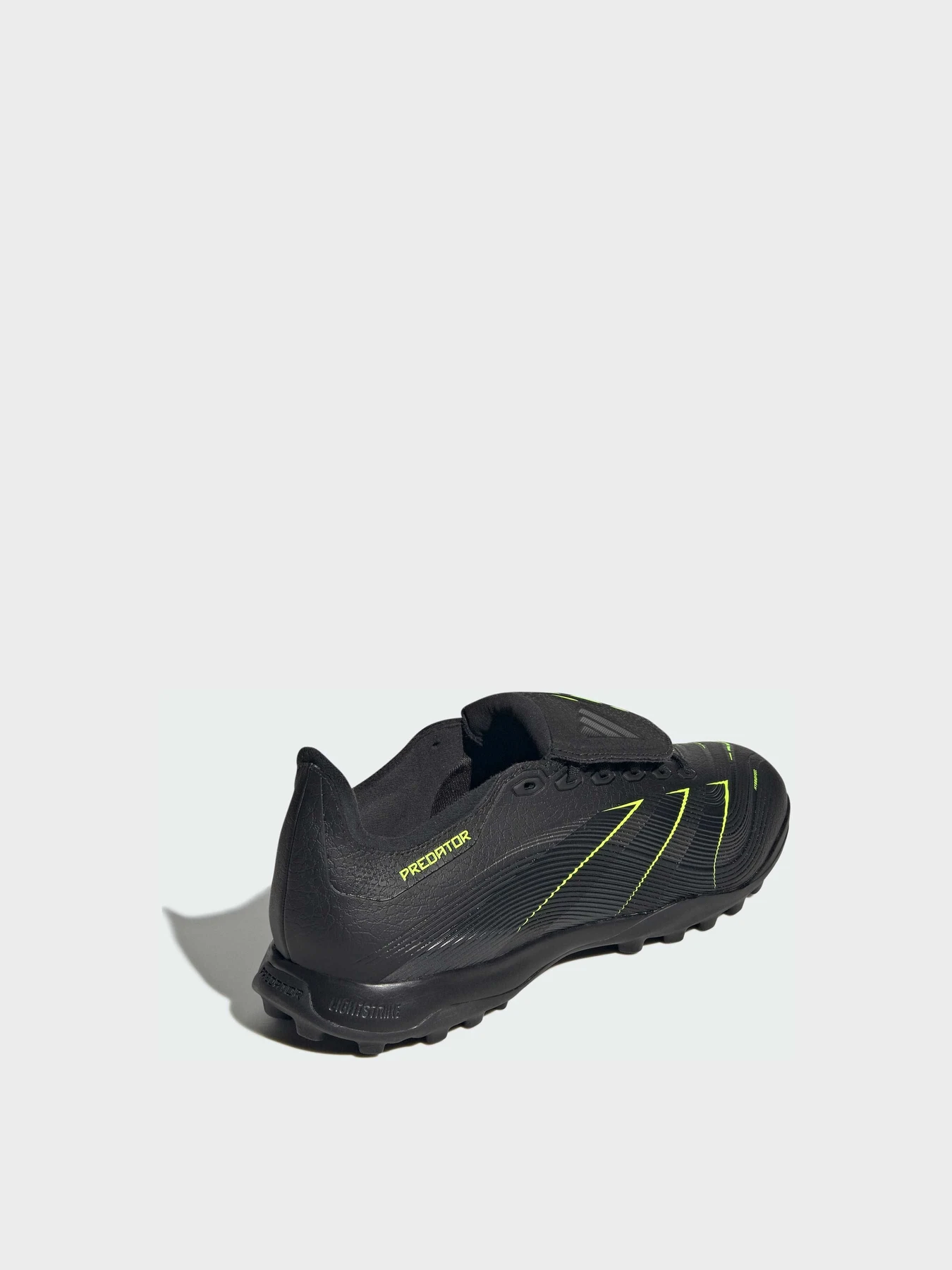 Кросівки Adidas Predator модель JQ1073 Кросівки Adidas Predator модель JQ1073 Фото