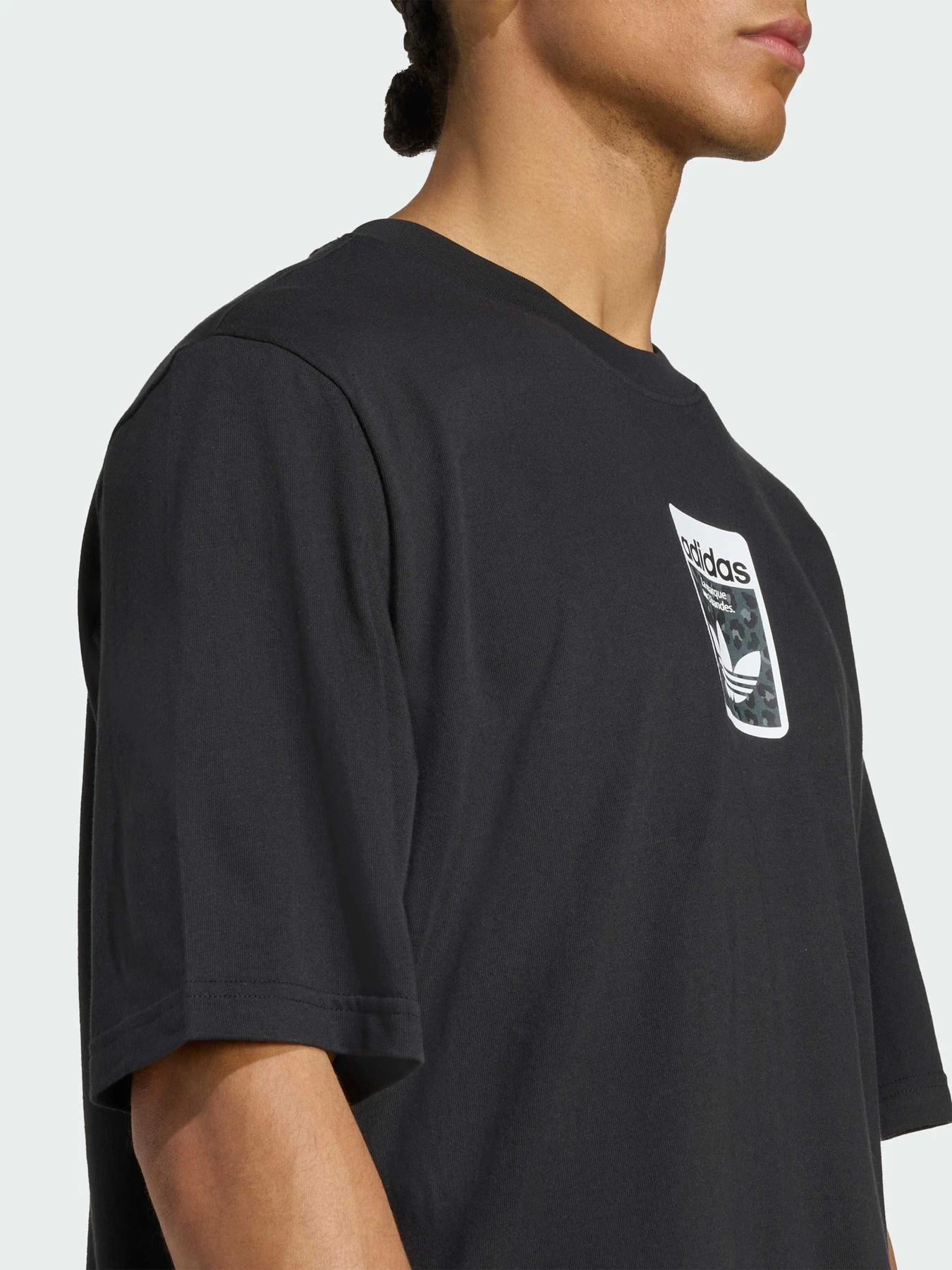Футболки і поло Adidas Graphics модель JV7569 Футболки і поло Adidas Graphics модель JV7569 Фото