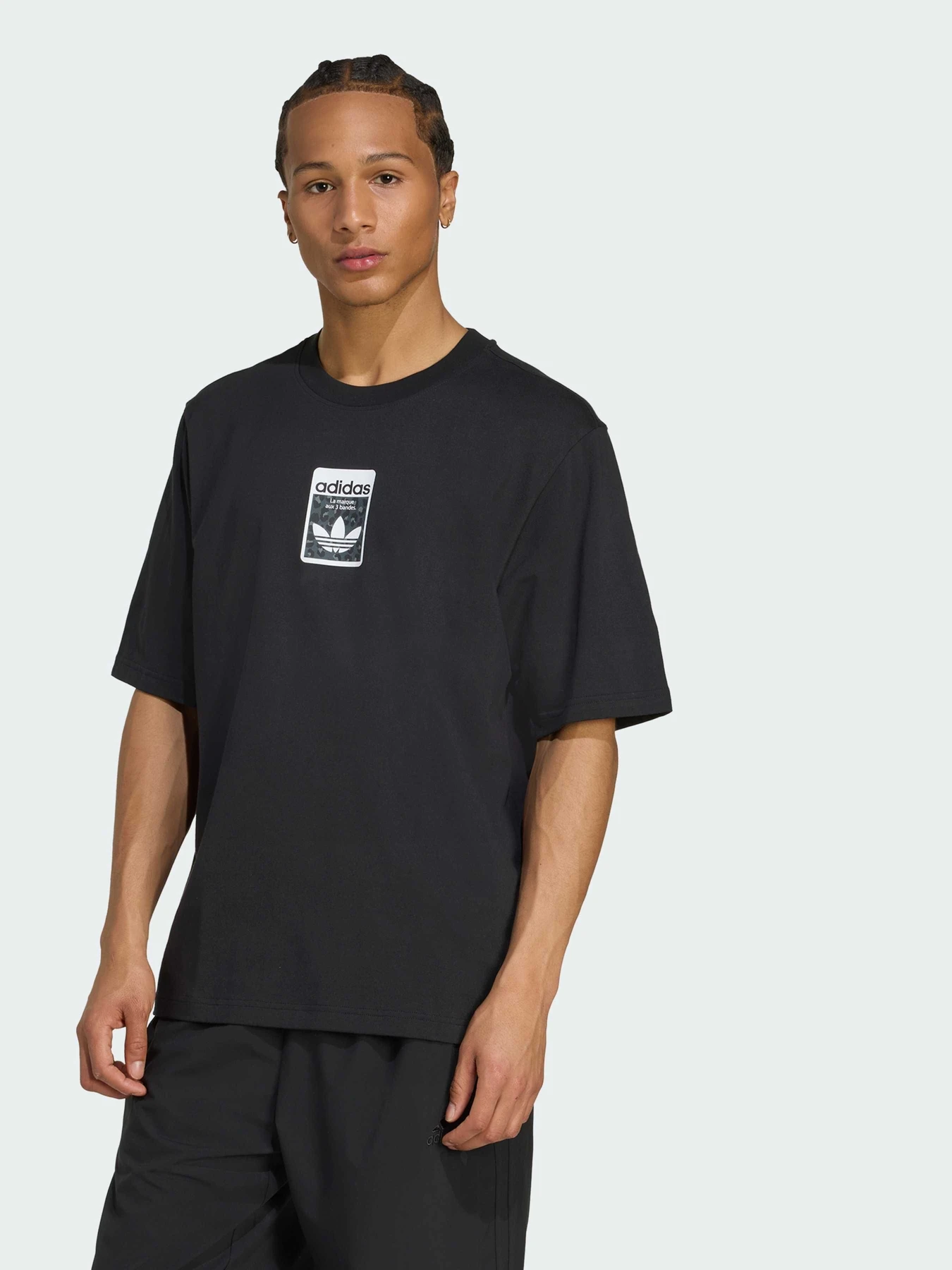 Футболки і поло Adidas Graphics модель JV7569 Футболки і поло Adidas Graphics модель JV7569 Фото
