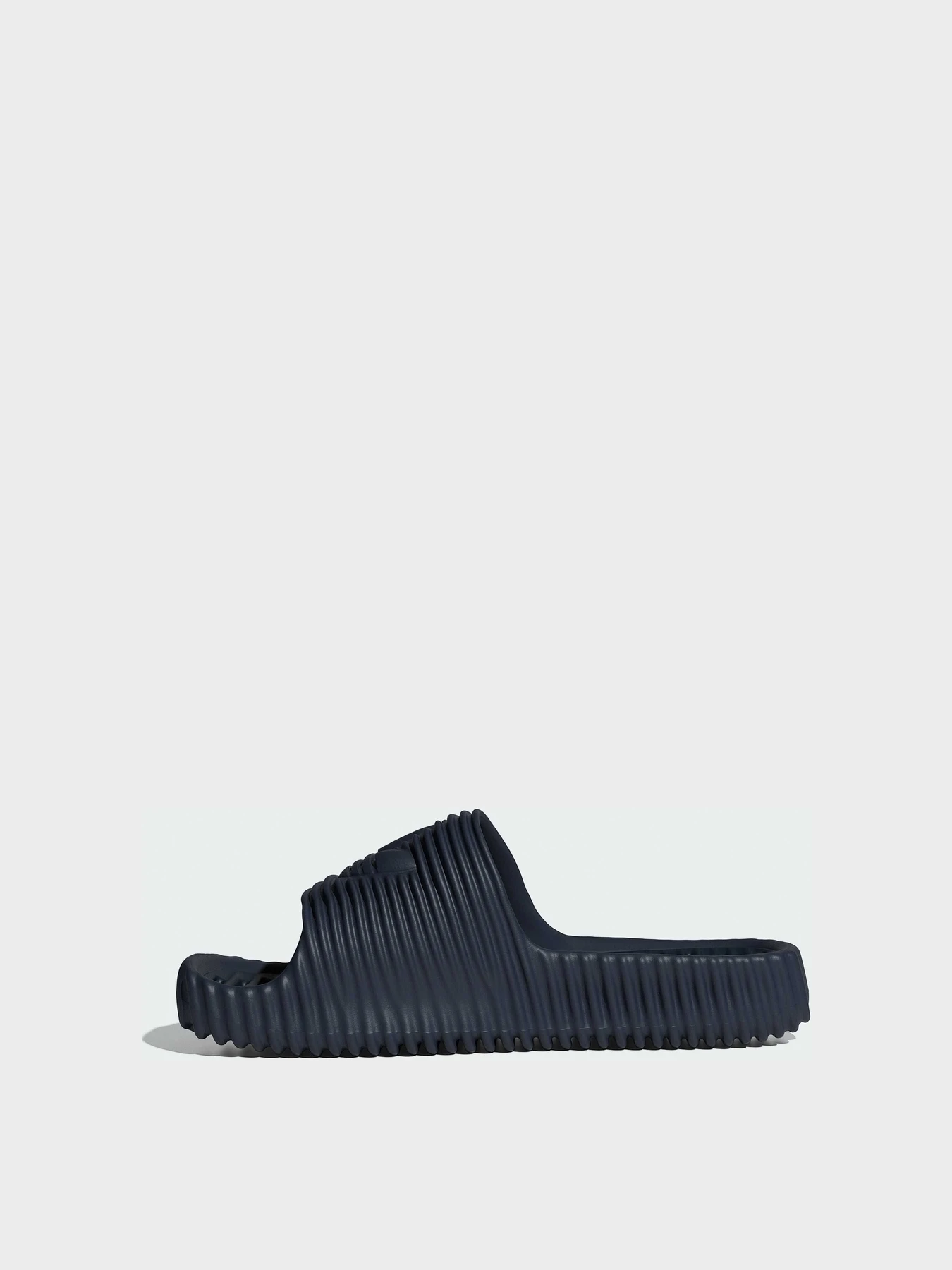 Шлёпанцы Adidas Adilette модель JR3615 Шлёпанцы Adidas Adilette модель JR3615 Фото