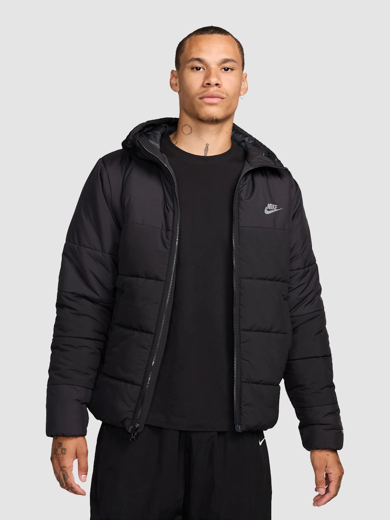 Куртки та дублянки NIKE Sportswear Synthetic-Fill модель HF6825-010 Куртки та дублянки NIKE Sportswear Synthetic-Fill модель HF6825-010 Фото