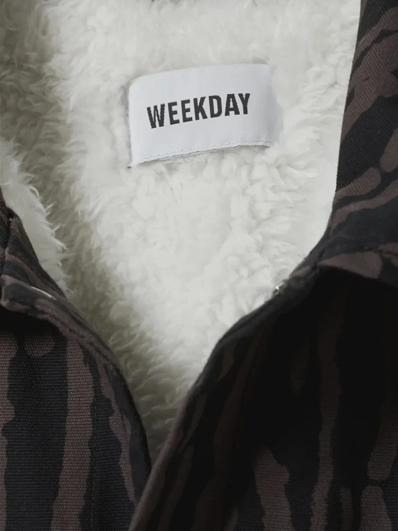 Куртки та дублянки Weekday модель 9992834arl_Черно-коричневый Фото