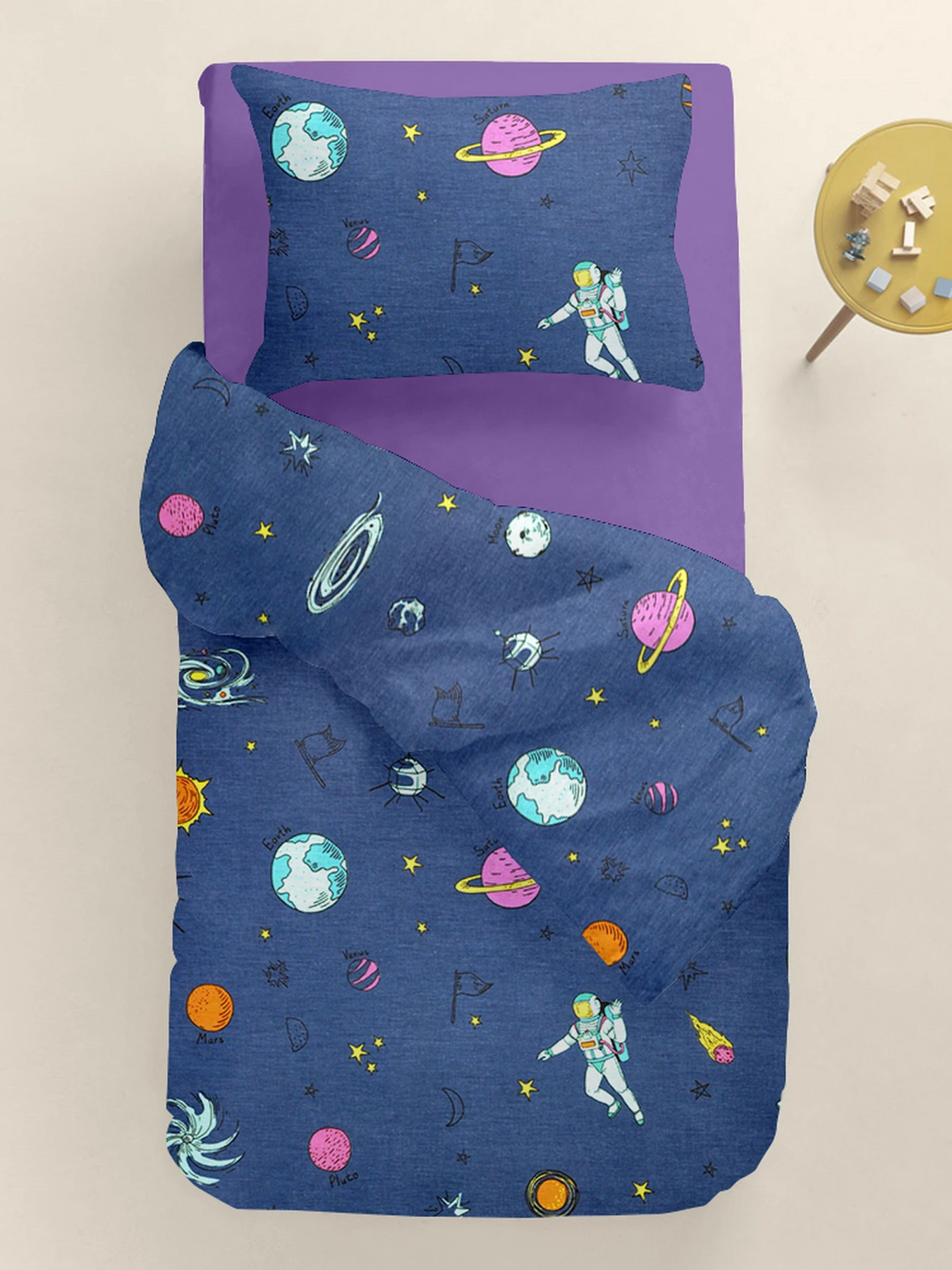Детское постельное белье в кроватку SPACEMAN Cosas модель AstronautBlue_El80-PlumLight48_140 Детское постельное белье в кроватку SPACEMAN Cosas модель AstronautBlue_El80-PlumLight48_140 Фото