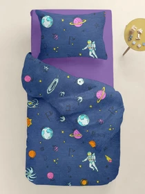 Детское постельное белье в кроватку SPACEMAN Cosas модель AstronautBlue_El80-PlumLight48_140 Фото