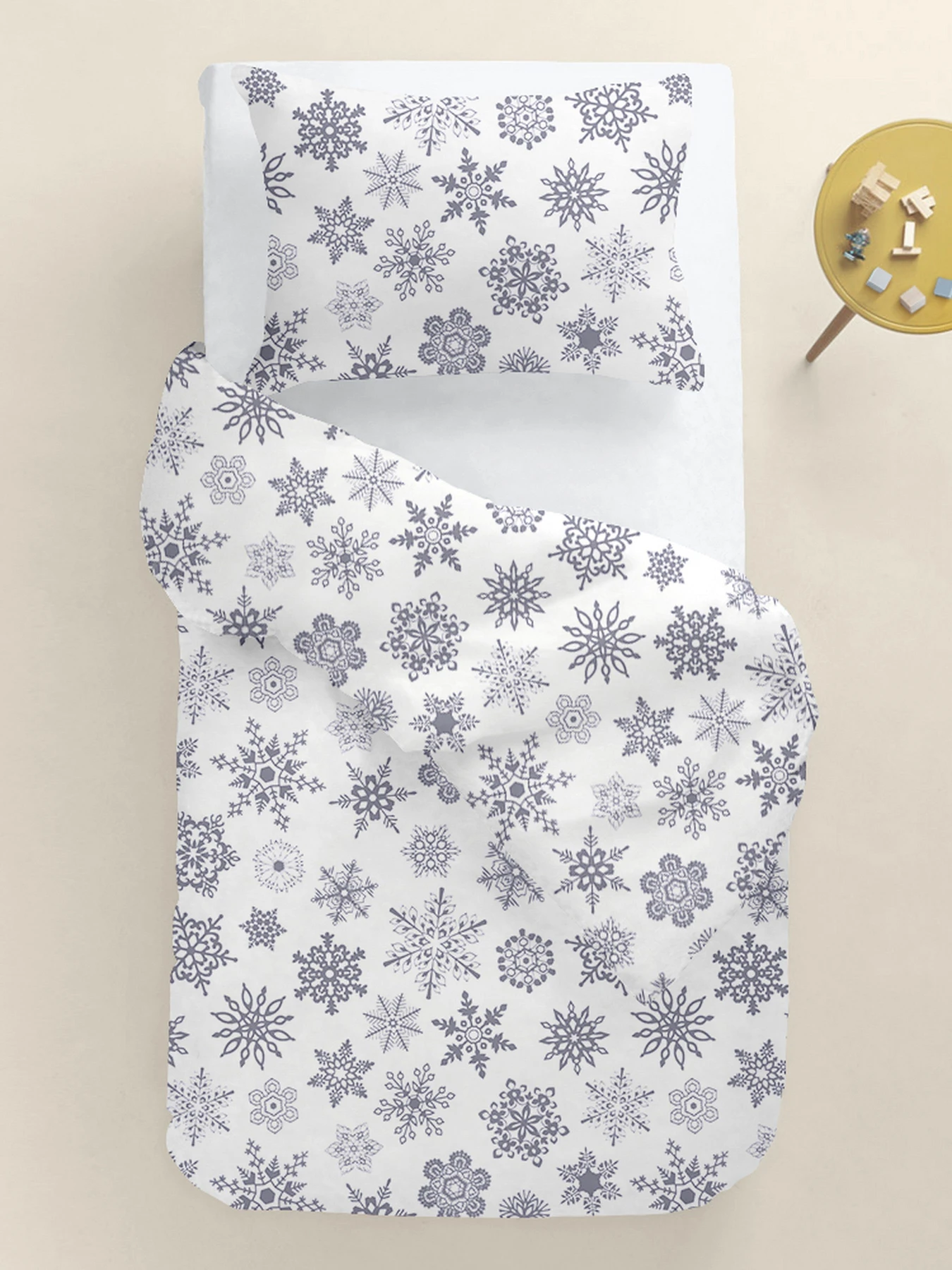 Дитяча постільна білизна в ліжечко SNOWFLAKES Cosas модель SnowflakesGrey_White_140 Фото