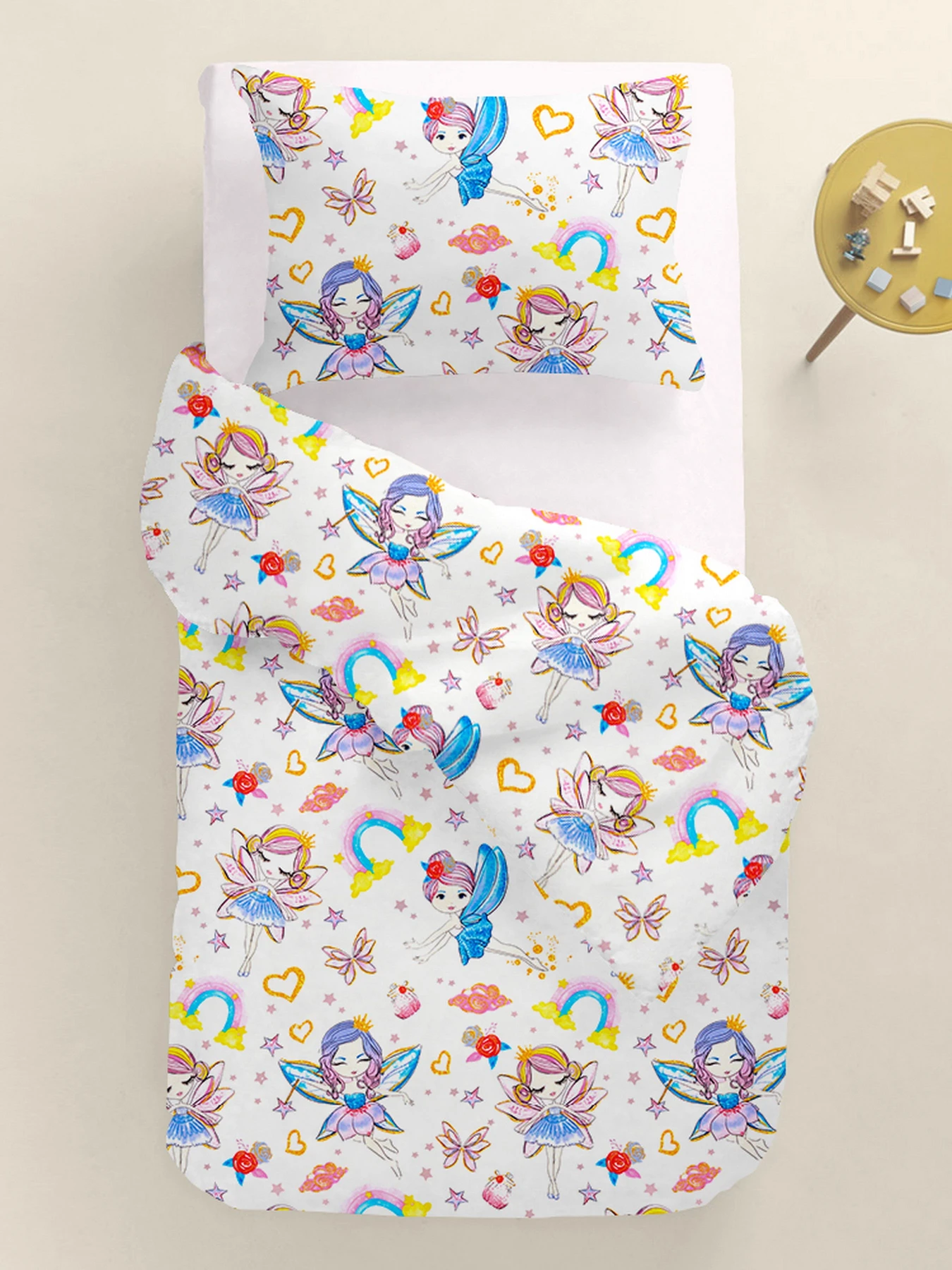 Детское постельное белье в кроватку FAIRIES Cosas модель FairiesLoveRainbow_30RoseLight_140 Фото