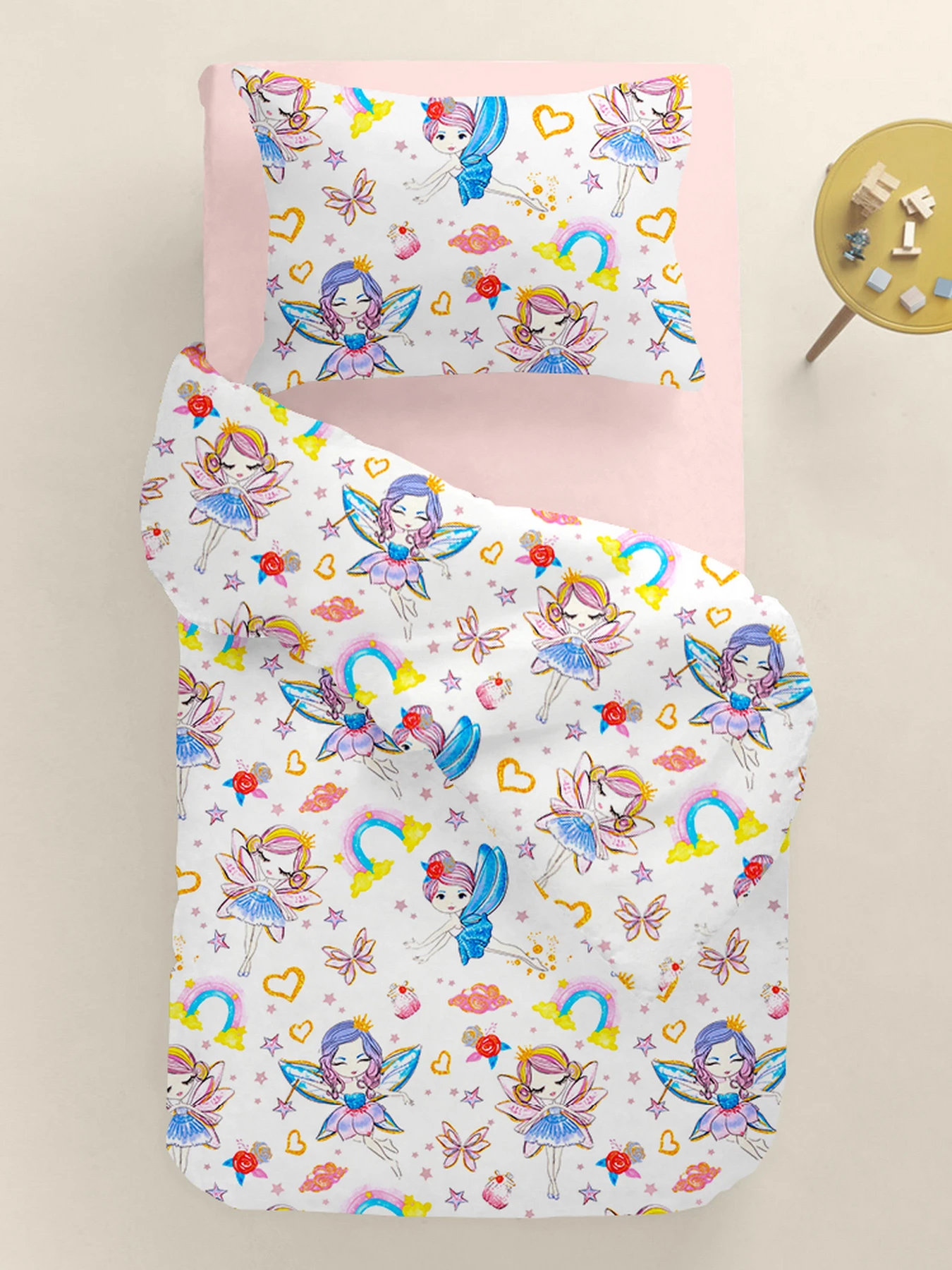 Детское постельное белье в кроватку FAIRIES Cosas модель FairiesLoveRainbow_40Rose_140 Фото