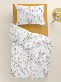 Детское постельное белье в кроватку MIDSUMMER Cosas модель ButterfliesGreyFlowers_16Mustard_140 Фото
