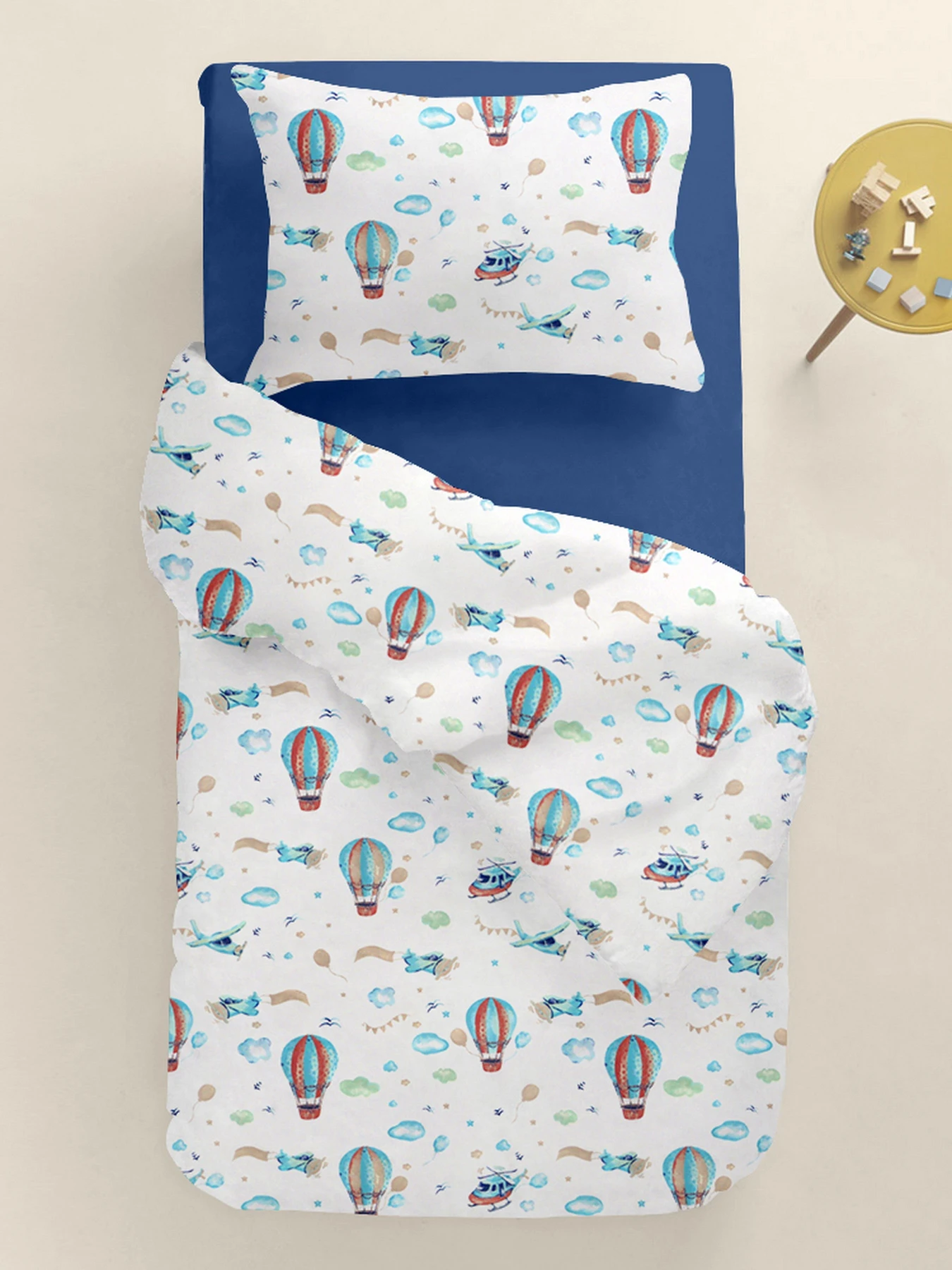 Дитяча постільна білизна в ліжечко AIR BALLOONS Cosas модель AirplaneBalloonsLBlue_81Denim_140 Дитяча постільна білизна в ліжечко AIR BALLOONS Cosas модель AirplaneBalloonsLBlue_81Denim_140 Фото
