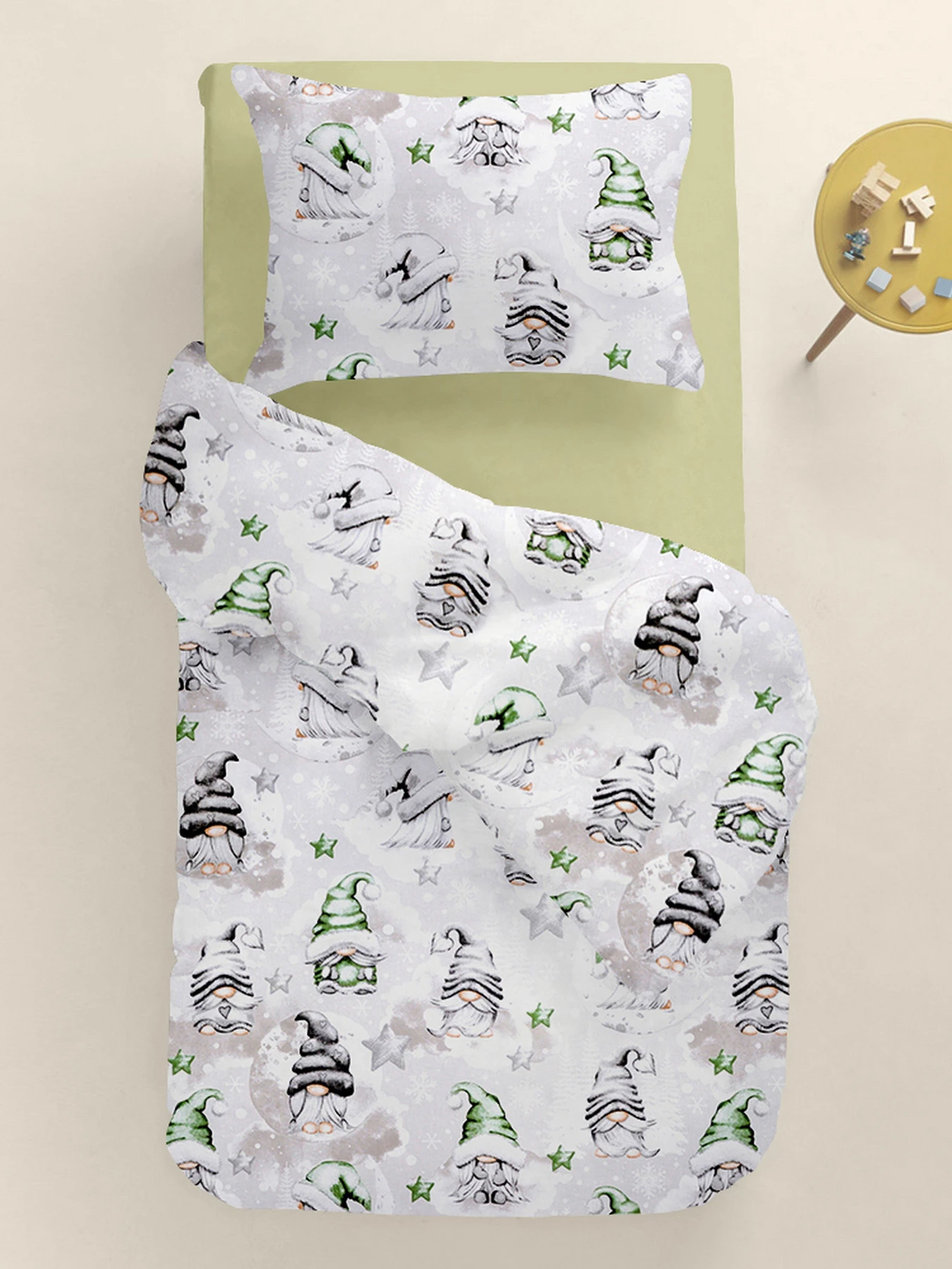 Дитяча постільна білизна в ліжечко NEW YEAR GNOMES Cosas модель GnomesGreenGrayGray_78Olive_140 Фото