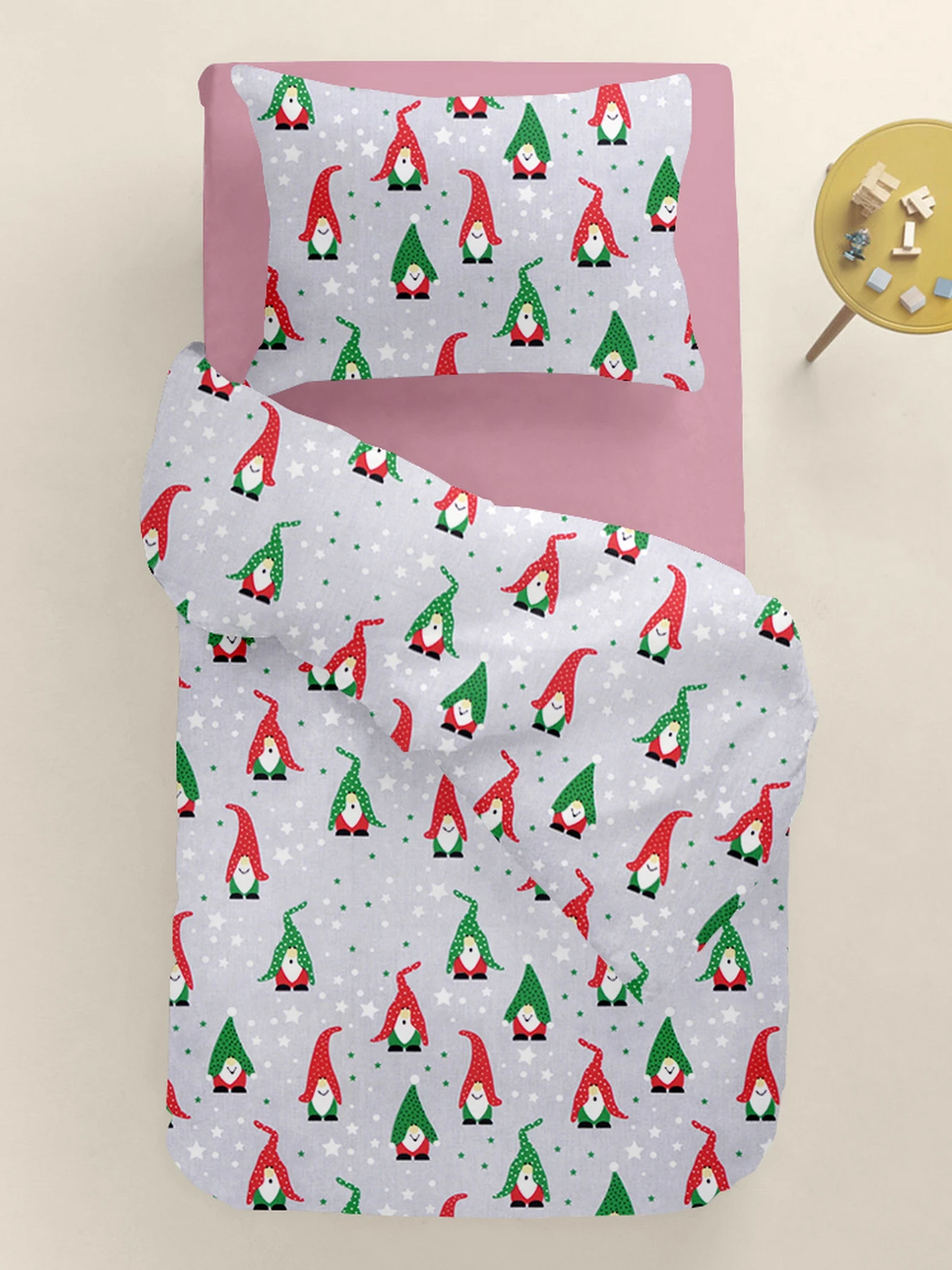 Детское постельное белье в кроватку NEW YEAR GNOMES Cosas модель GnomesRedGreenGray_41Lilac_140 Детское постельное белье в кроватку NEW YEAR GNOMES Cosas модель GnomesRedGreenGray_41Lilac_140 Фото