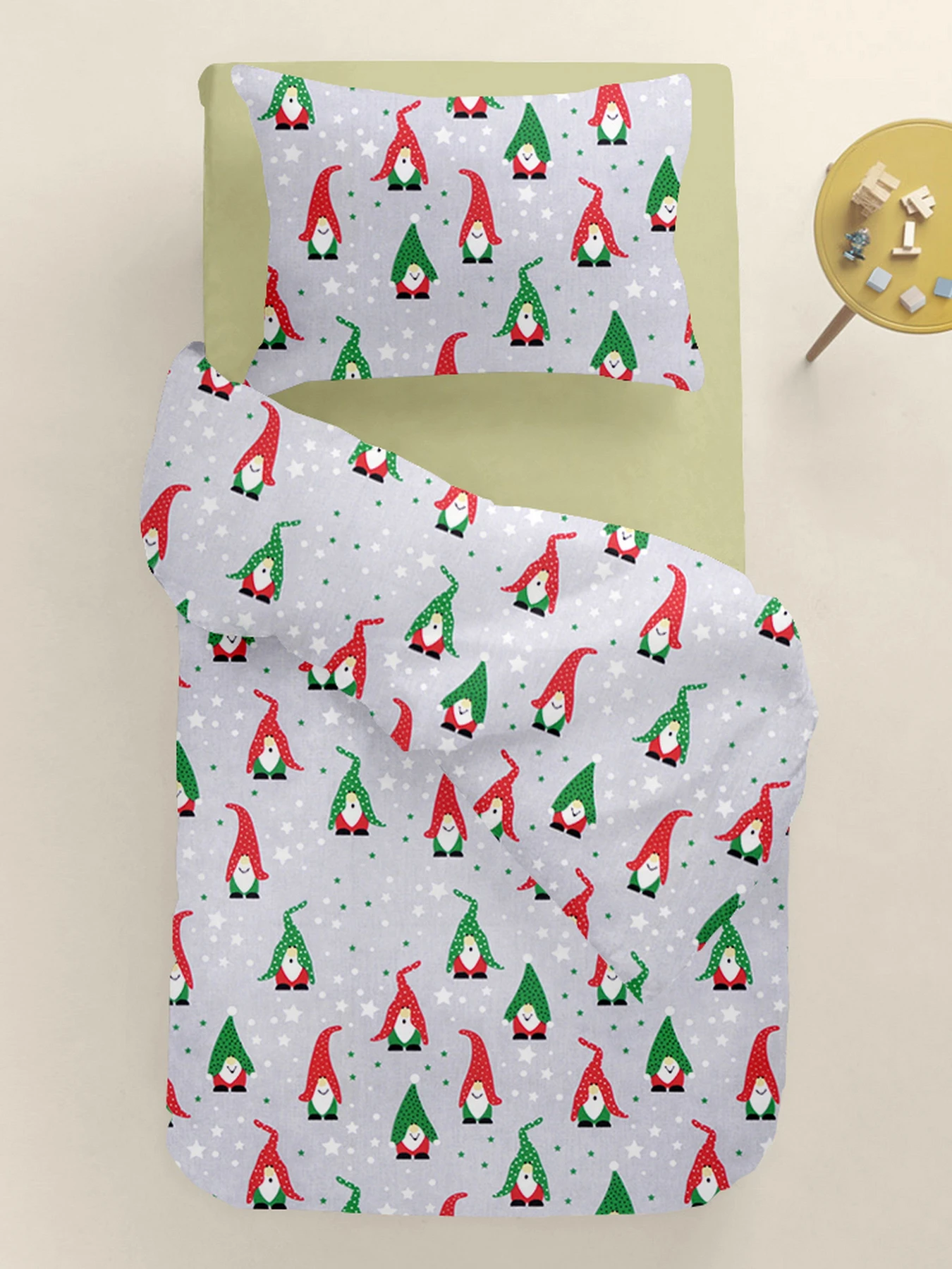 Дитяча постільна білизна в ліжечко NEW YEAR GNOMES Cosas модель GnomesRedGreenGray_78Olive_140 Фото