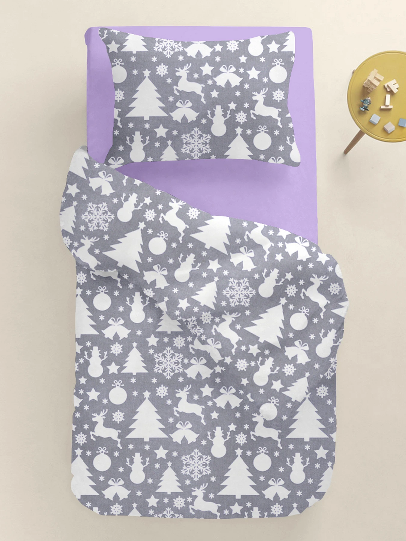 Детское постельное белье в кроватку CHRISTMAS TOYS Cosas модель NewYearTinselWhiteGray_47Amethyst_140 Детское постельное белье в кроватку CHRISTMAS TOYS Cosas модель NewYearTinselWhiteGray_47Amethyst_140 Фото