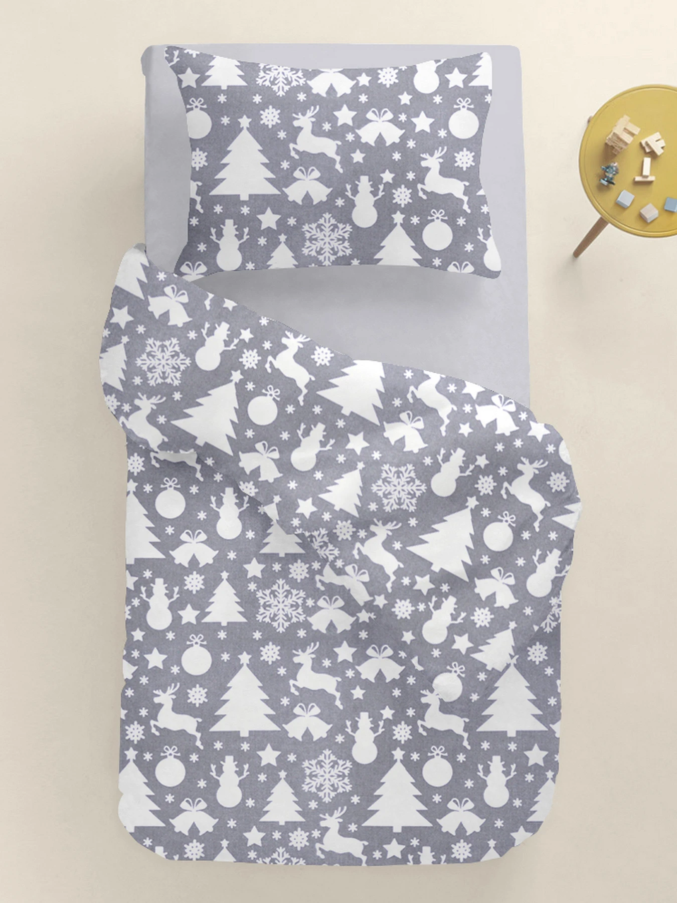 Детское постельное белье в кроватку CHRISTMAS TOYS Cosas модель NewYearTinselWhiteGray_52Grey_140 Детское постельное белье в кроватку CHRISTMAS TOYS Cosas модель NewYearTinselWhiteGray_52Grey_140 Фото