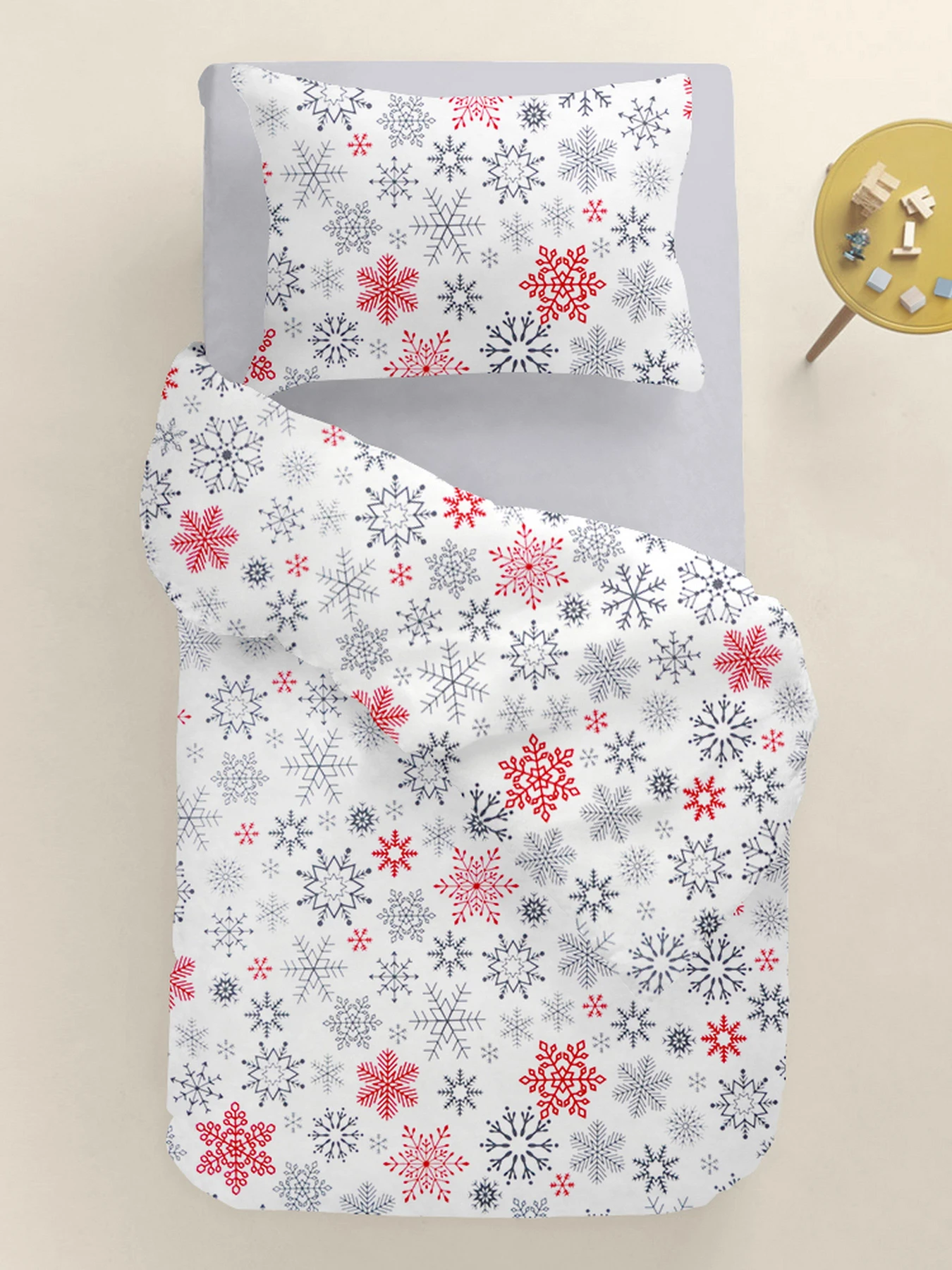 Детское постельное белье в кроватку SNOWFLAKES Cosas модель SnowflakesGrayRedWhite_52Grey_140 Фото