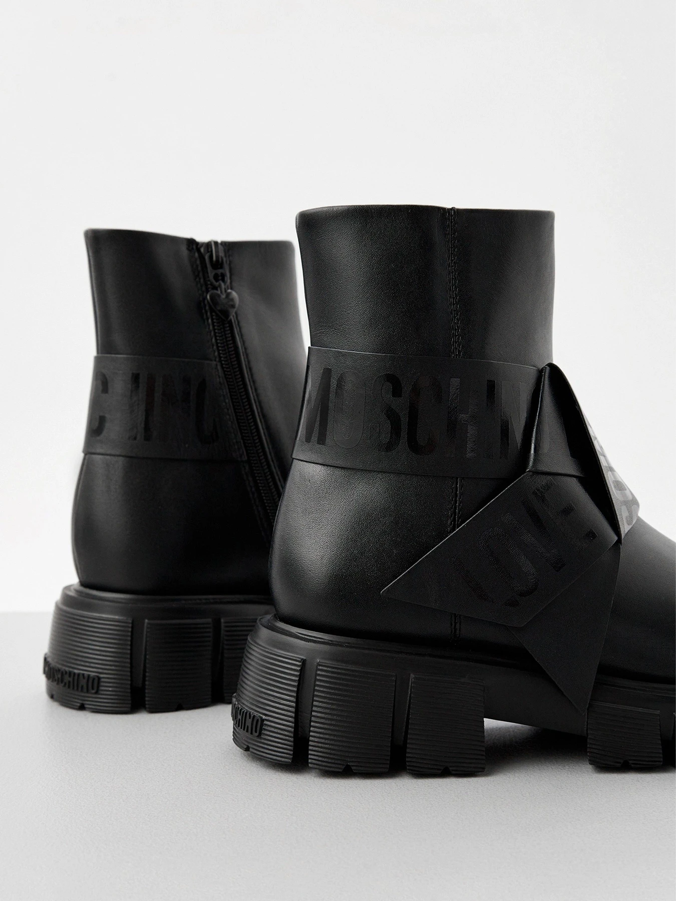 Ботинки и сапоги Moschino модель JA24115G0NIAX000 Фото