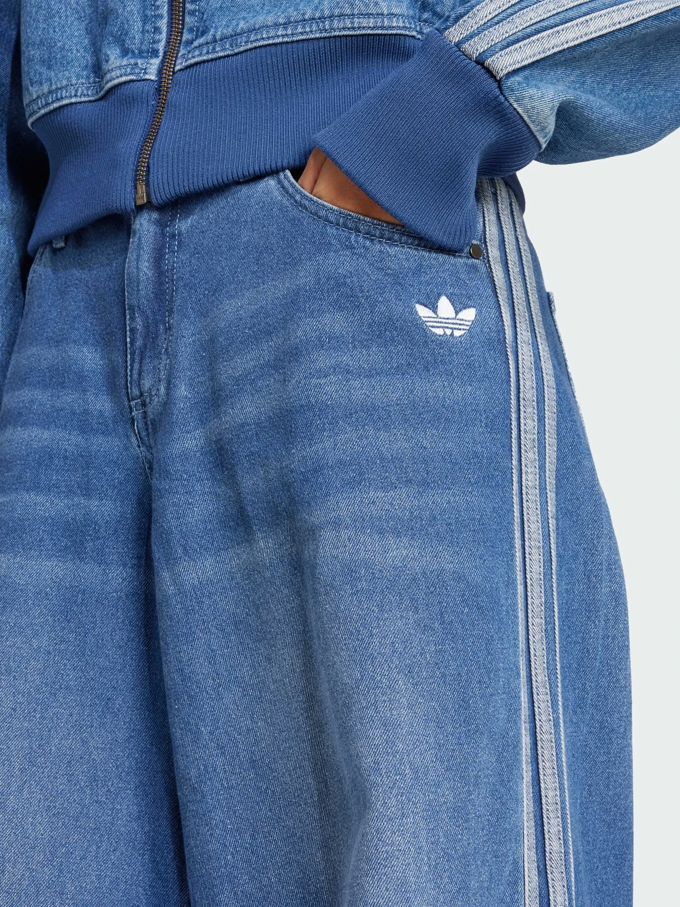Джинси Adidas Adicolor модель JV7454 Джинси Adidas Adicolor модель JV7454 Фото