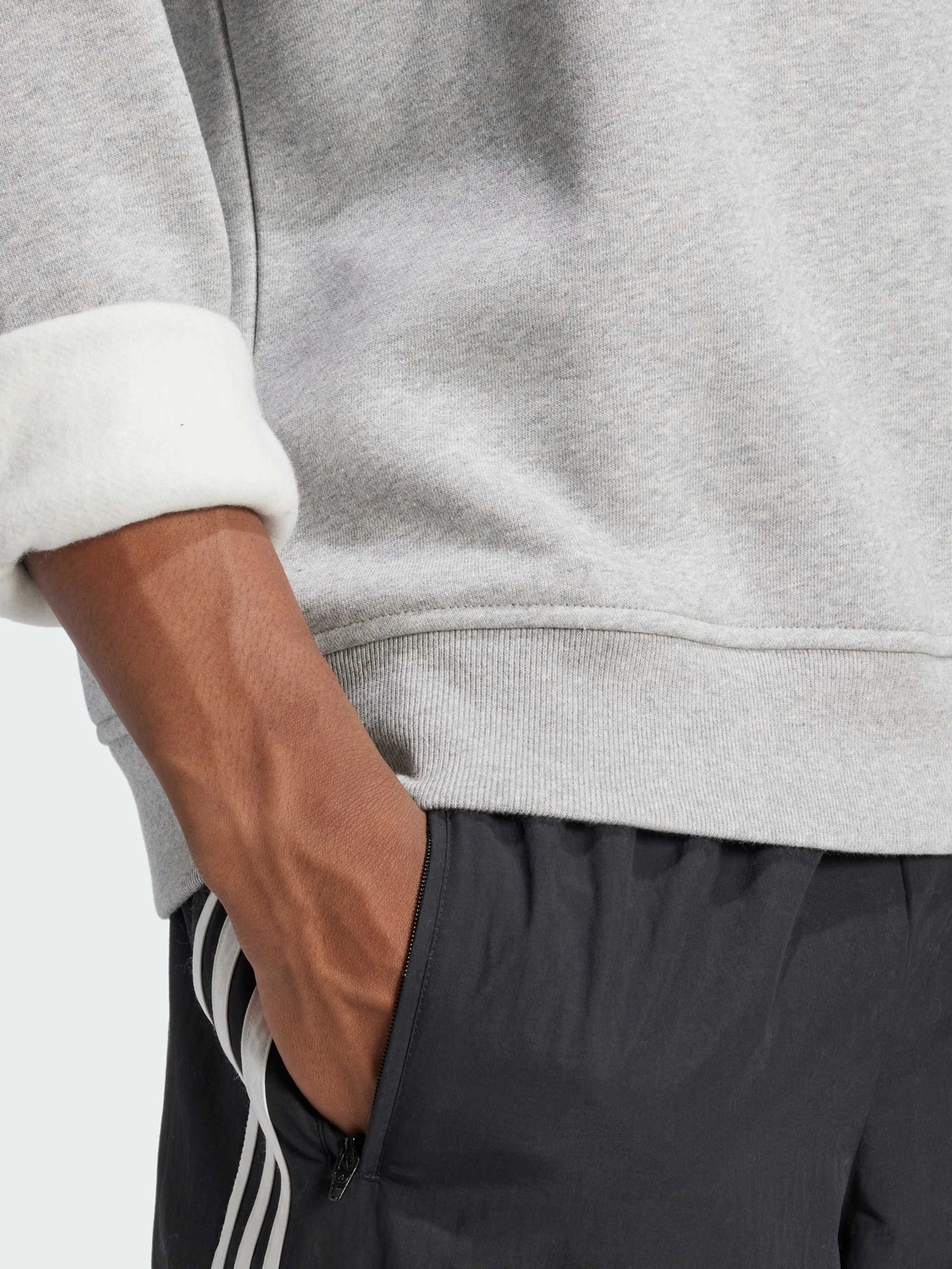 Худи и свитшоты Adidas модель IY4937 Худи и свитшоты Adidas модель IY4937 Фото