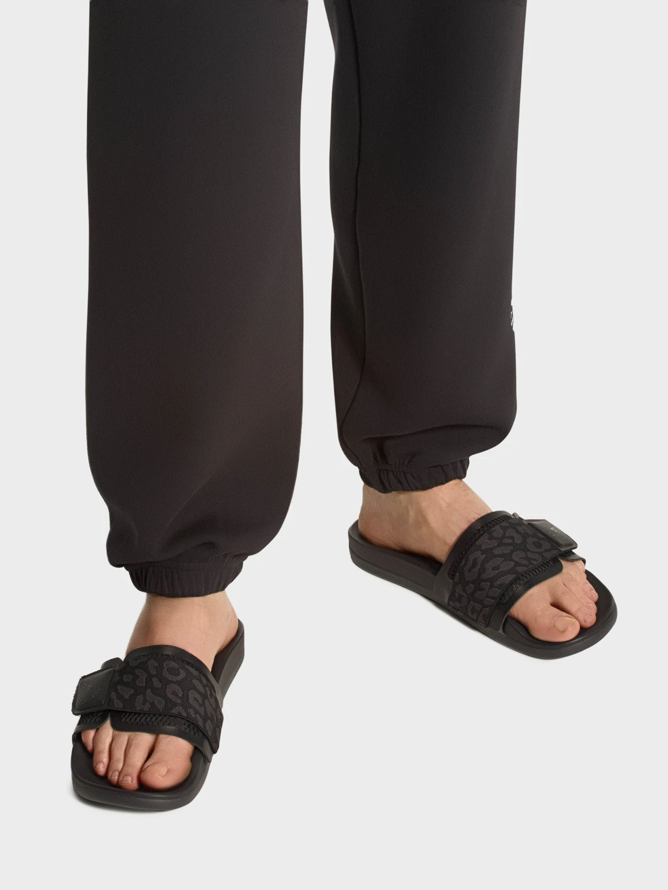 Шлёпанцы Adidas модель JQ9182 Шлёпанцы Adidas модель JQ9182 Фото