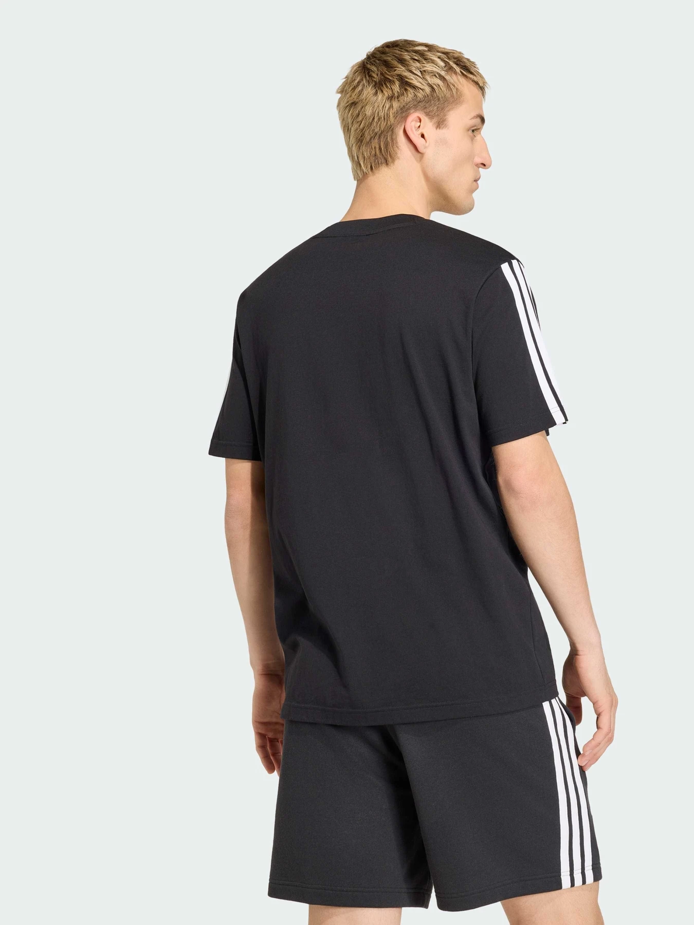 Футболки и поло Adidas модель JZ9352 Футболки и поло Adidas модель JZ9352 Фото
