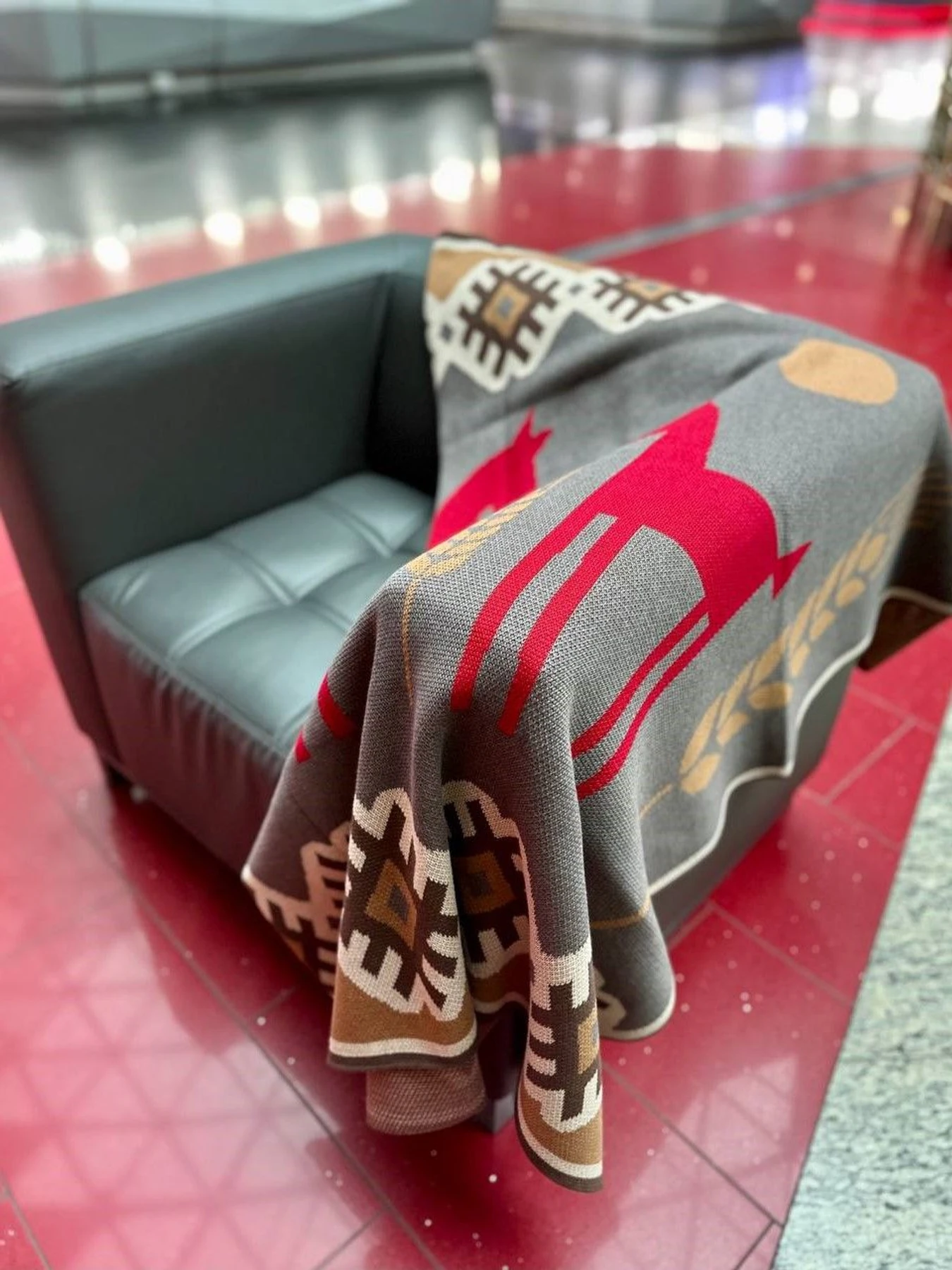 Трикотажный серый плед украинского производства - Семейство лошадок MyScarf модель 9661430515681780 Трикотажный серый плед украинского производства - Семейство лошадок MyScarf модель 9661430515681780 Фото