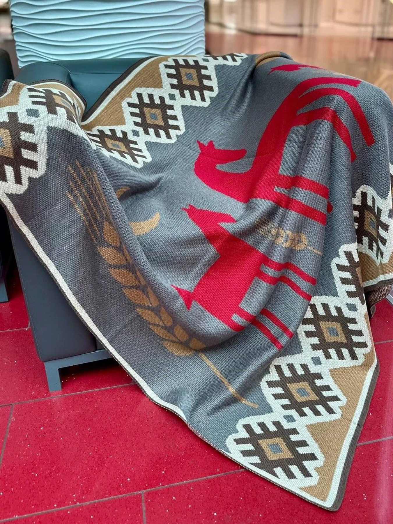 Трикотажный серый плед украинского производства - Семейство лошадок MyScarf модель 9661430515681780 Трикотажный серый плед украинского производства - Семейство лошадок MyScarf модель 9661430515681780 Фото