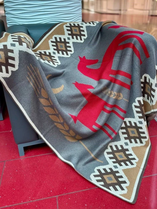 Трикотажний сірий плед українського виробництва -  Родина коників MyScarf модель 9661430515681780 Фото