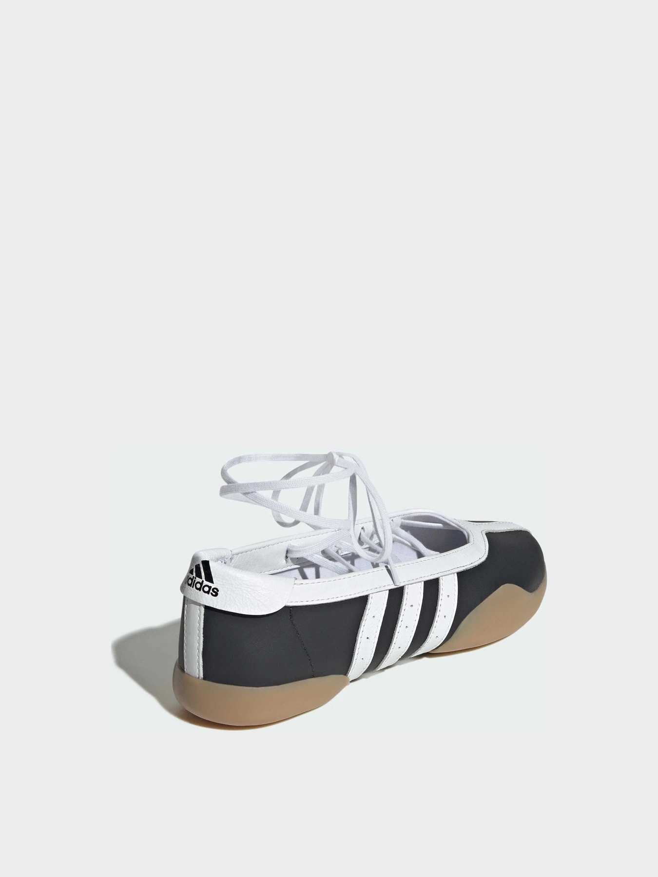 Туфли и лоферы Adidas модель JR7031 Фото