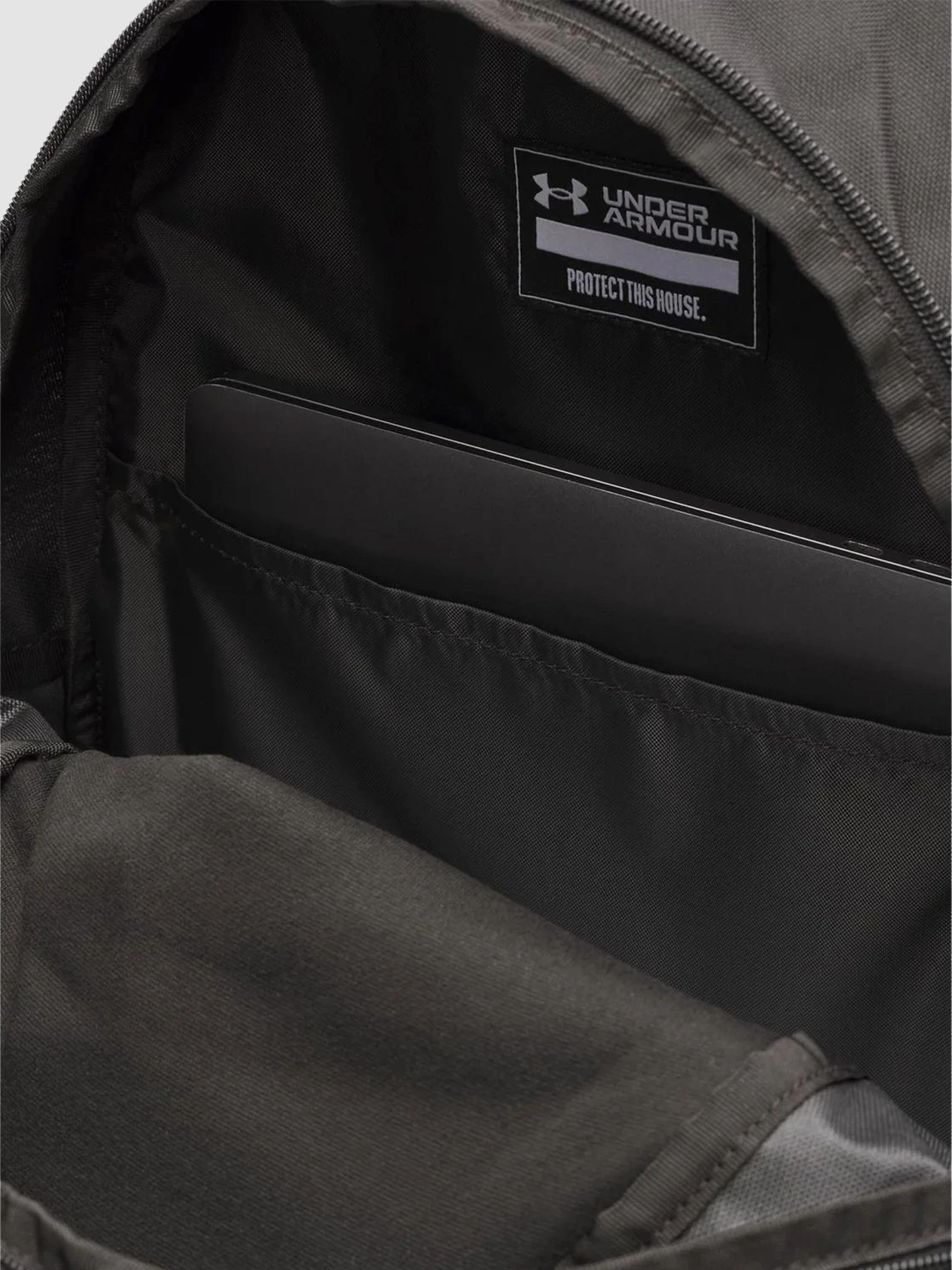 Рюкзаки Under Armour Hustle Lite Backpack Black модель 6000399-001 Фото