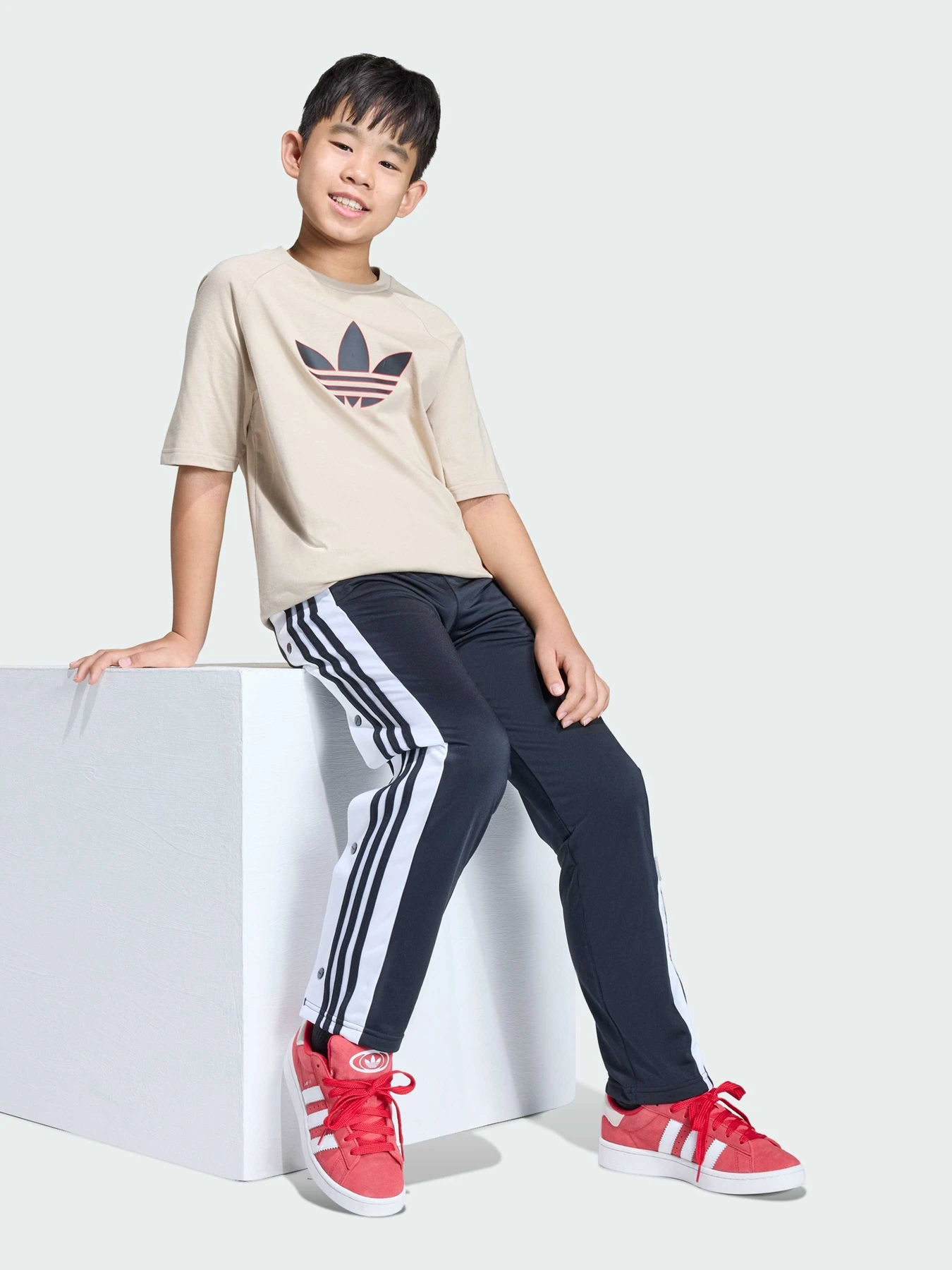 Брюки Adidas Adicolor модель KD3989 Брюки Adidas Adicolor модель KD3989 Фото