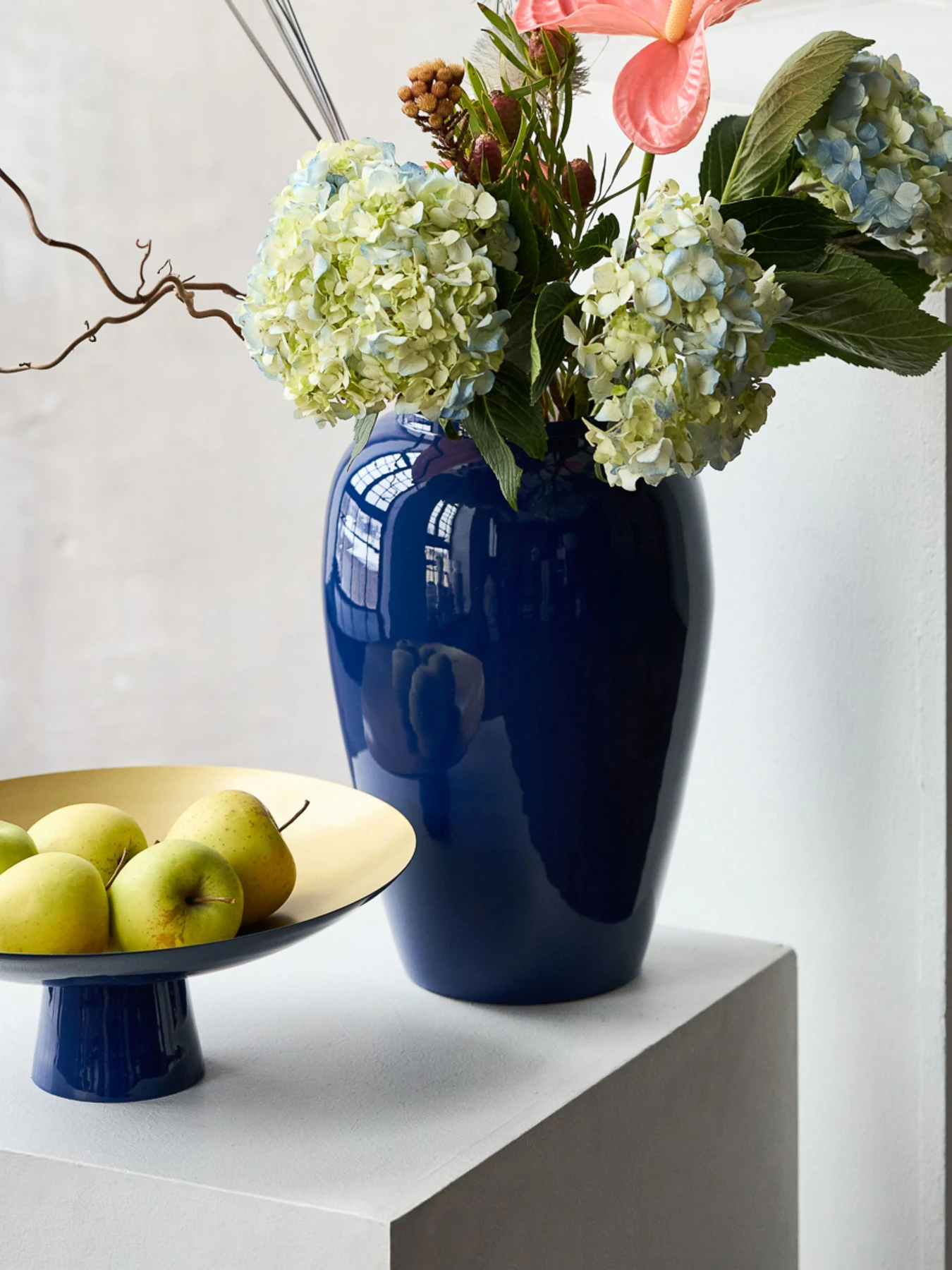 Ваза "Элизиум" железная синяя с золотистым MBM HOME модель VB-04 DEEP BLUE/GOLD Ваза "Элизиум" железная синяя с золотистым MBM HOME модель VB-04 DEEP BLUE/GOLD Фото