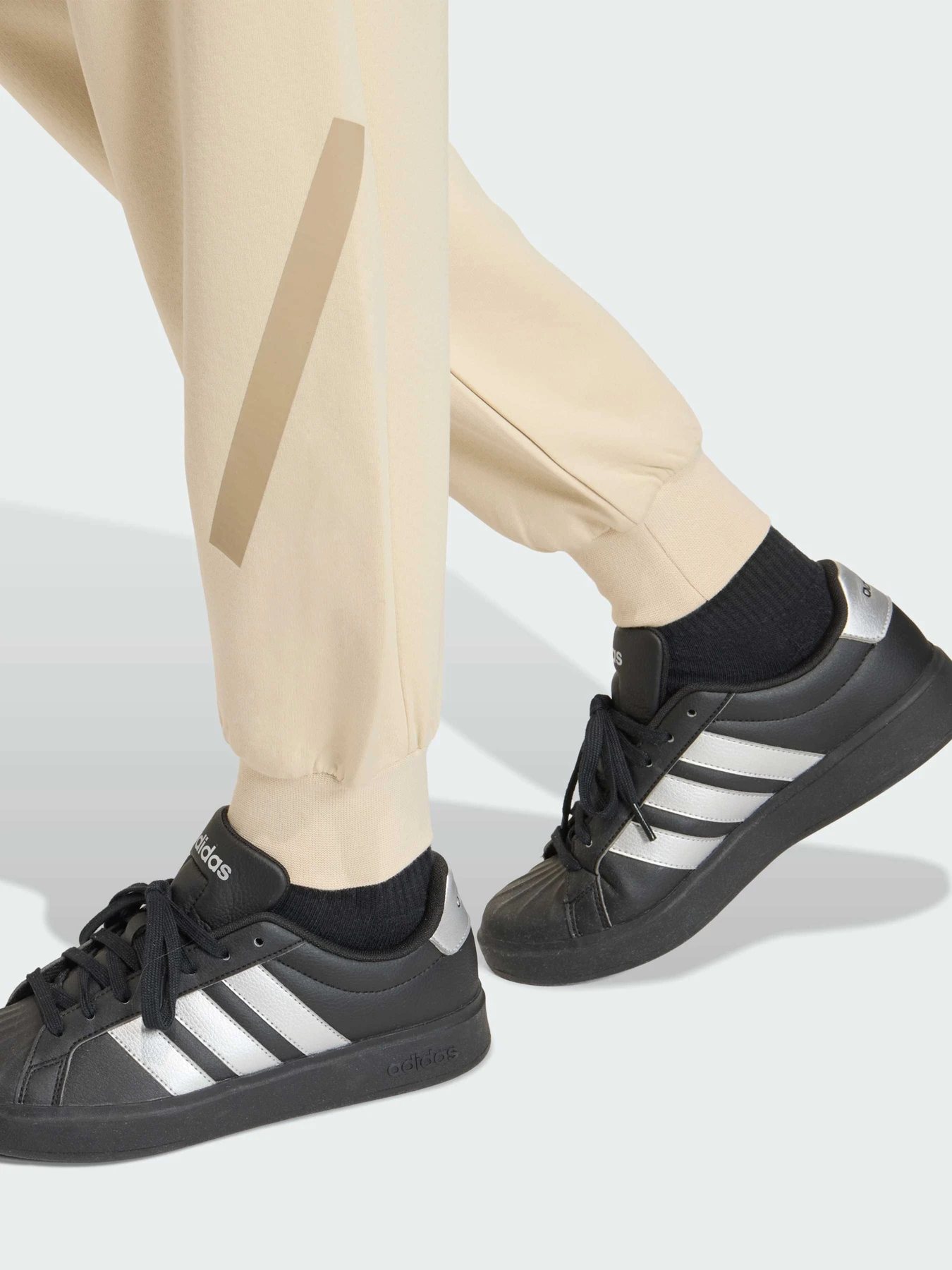 Брюки Adidas ZNE модель KC7713 Брюки Adidas ZNE модель KC7713 Фото