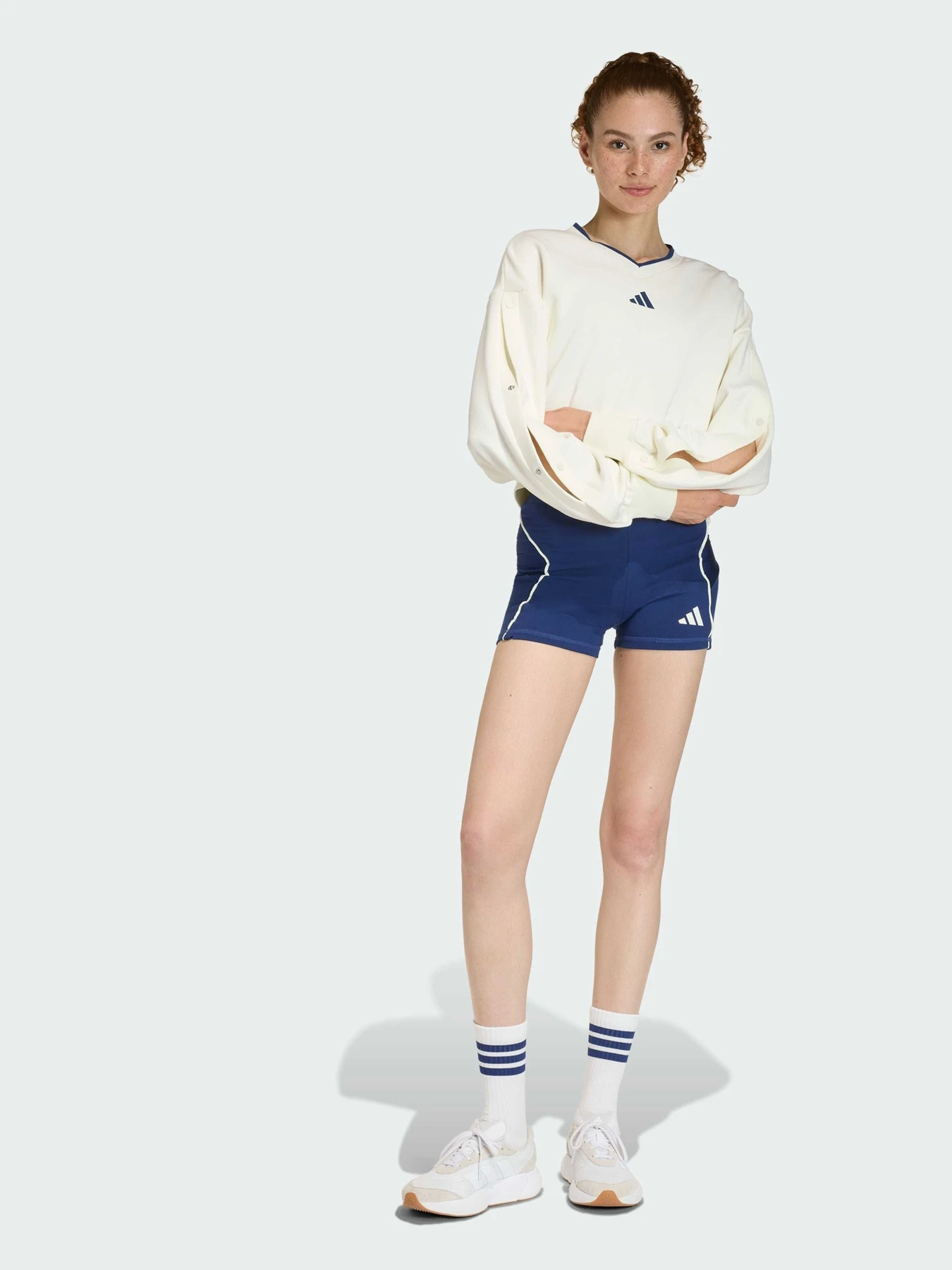 Худи и свитшоты Adidas модель JZ1074 Худи и свитшоты Adidas модель JZ1074 Фото