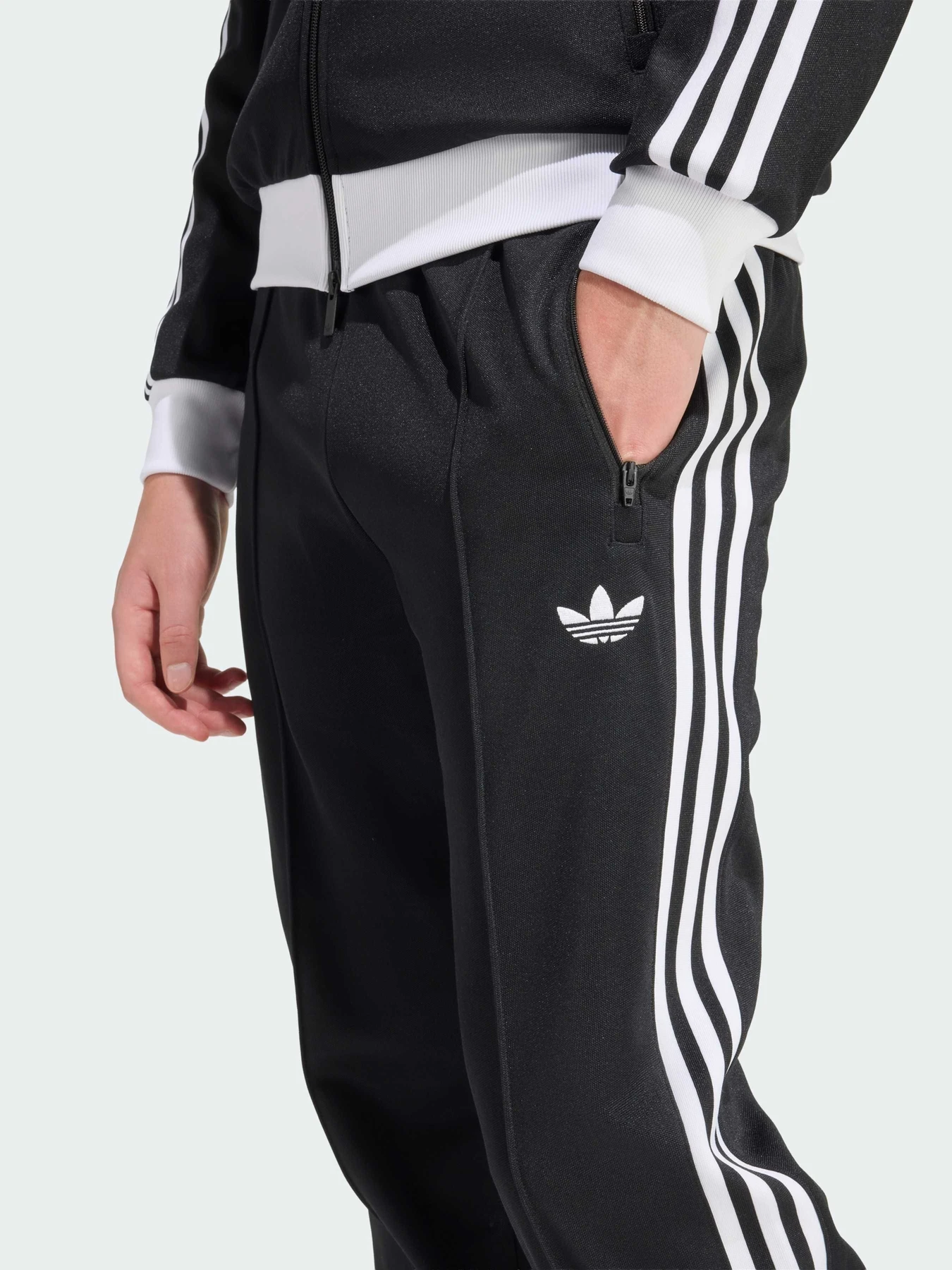 Штани Adidas Adicolor модель KE3530 Штани Adidas Adicolor модель KE3530 Фото