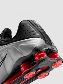 Кросівки NIKE Shox R4 модель AR3565-011 Фото