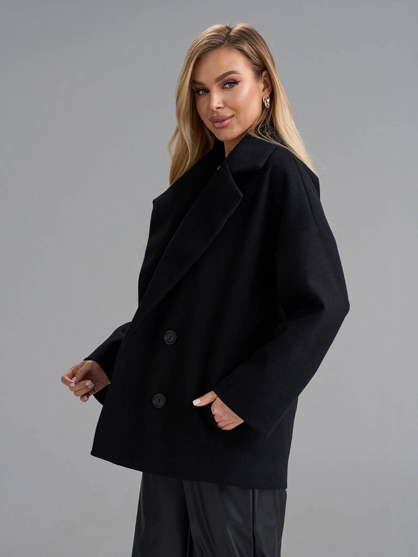 Пальто и плащи ISSA Plus модель 15499_черный Пальто и плащи ISSA Plus модель 15499_черный Фото