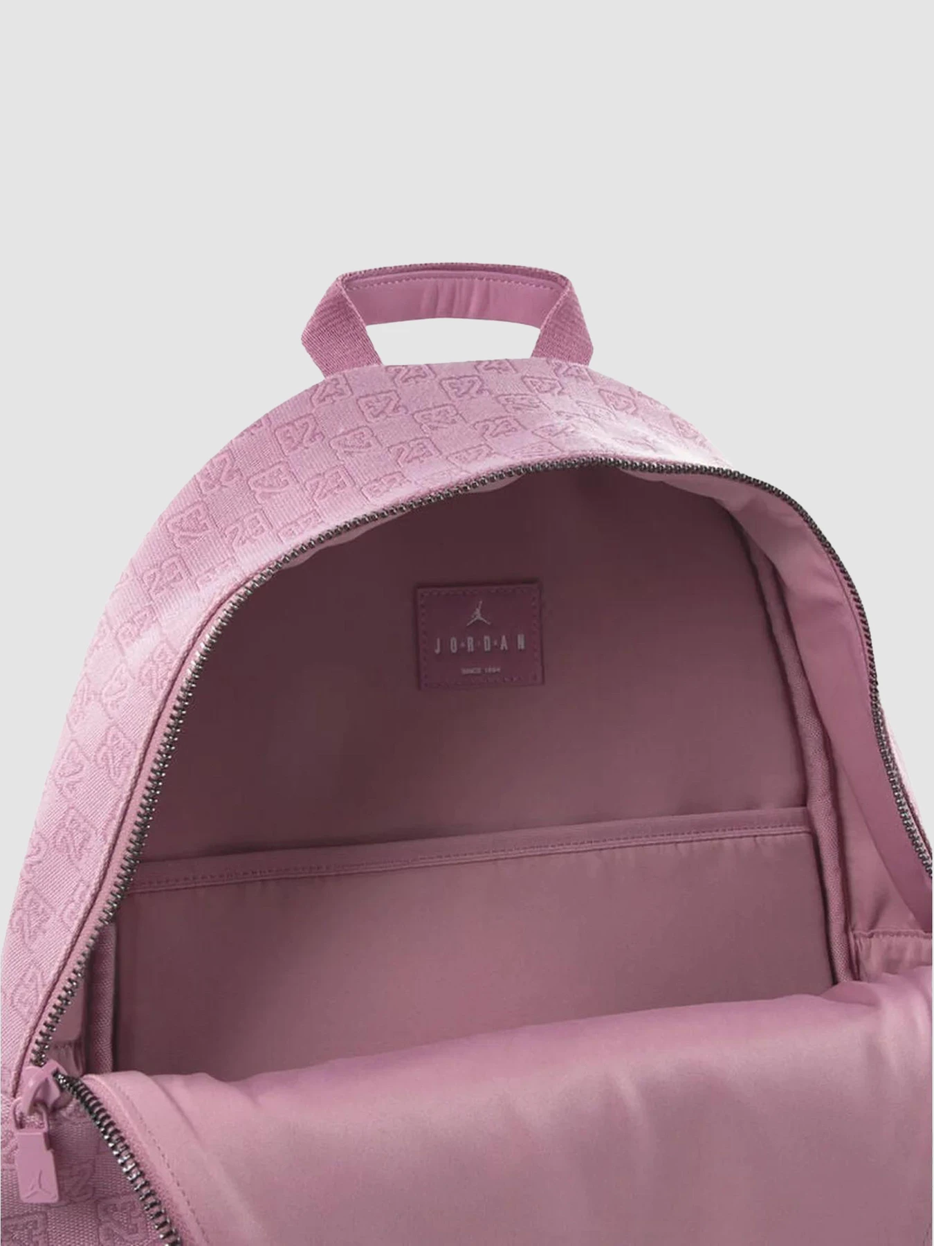Рюкзаки Jordan Monogram Backpack (25L) Pink Glaz модель MA0758-AF4 Рюкзаки Jordan Monogram Backpack (25L) Pink Glaz модель MA0758-AF4 Фото
