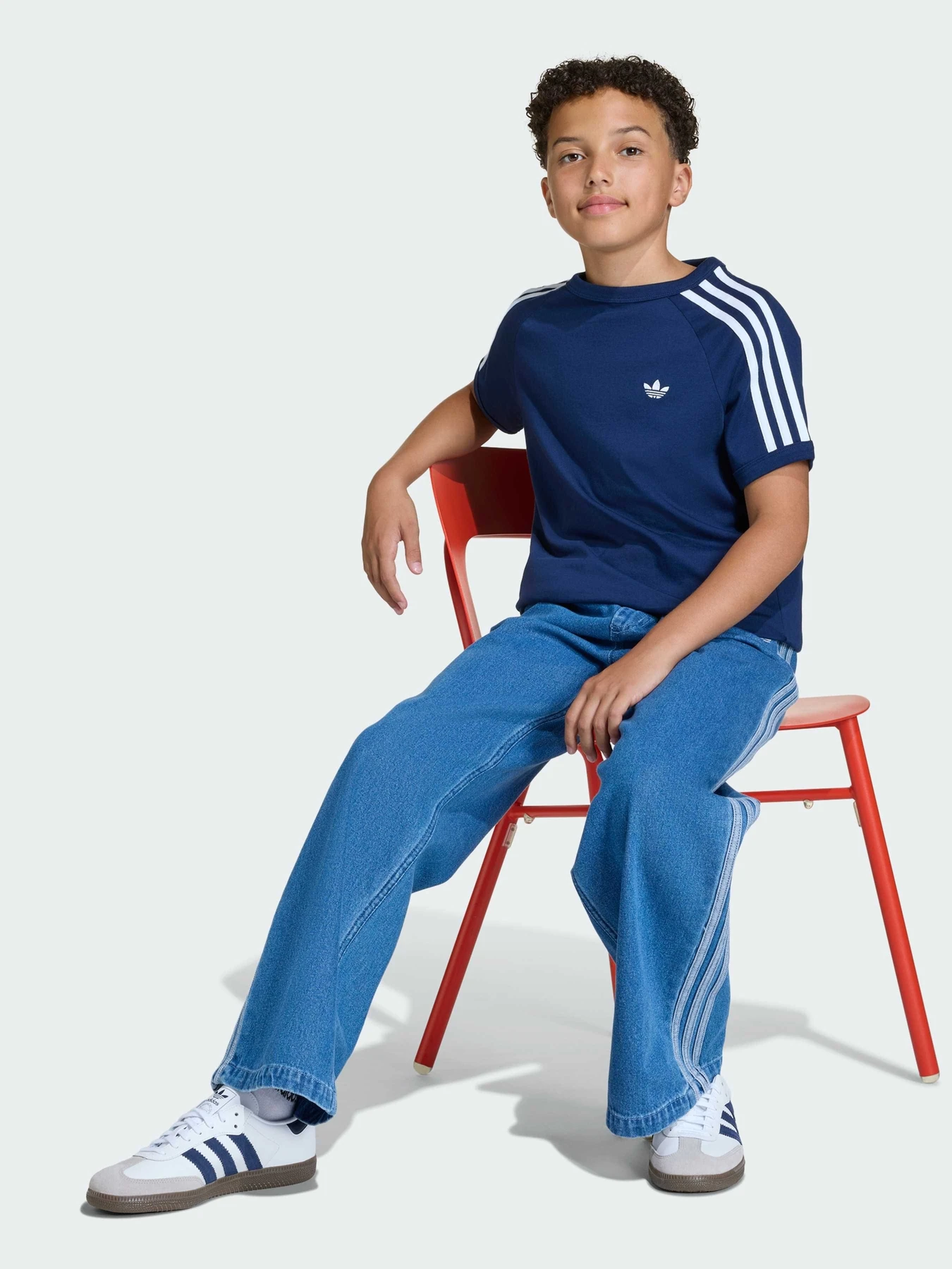 Джинси Adidas Adicolor модель KE2850 Джинси Adidas Adicolor модель KE2850 Фото