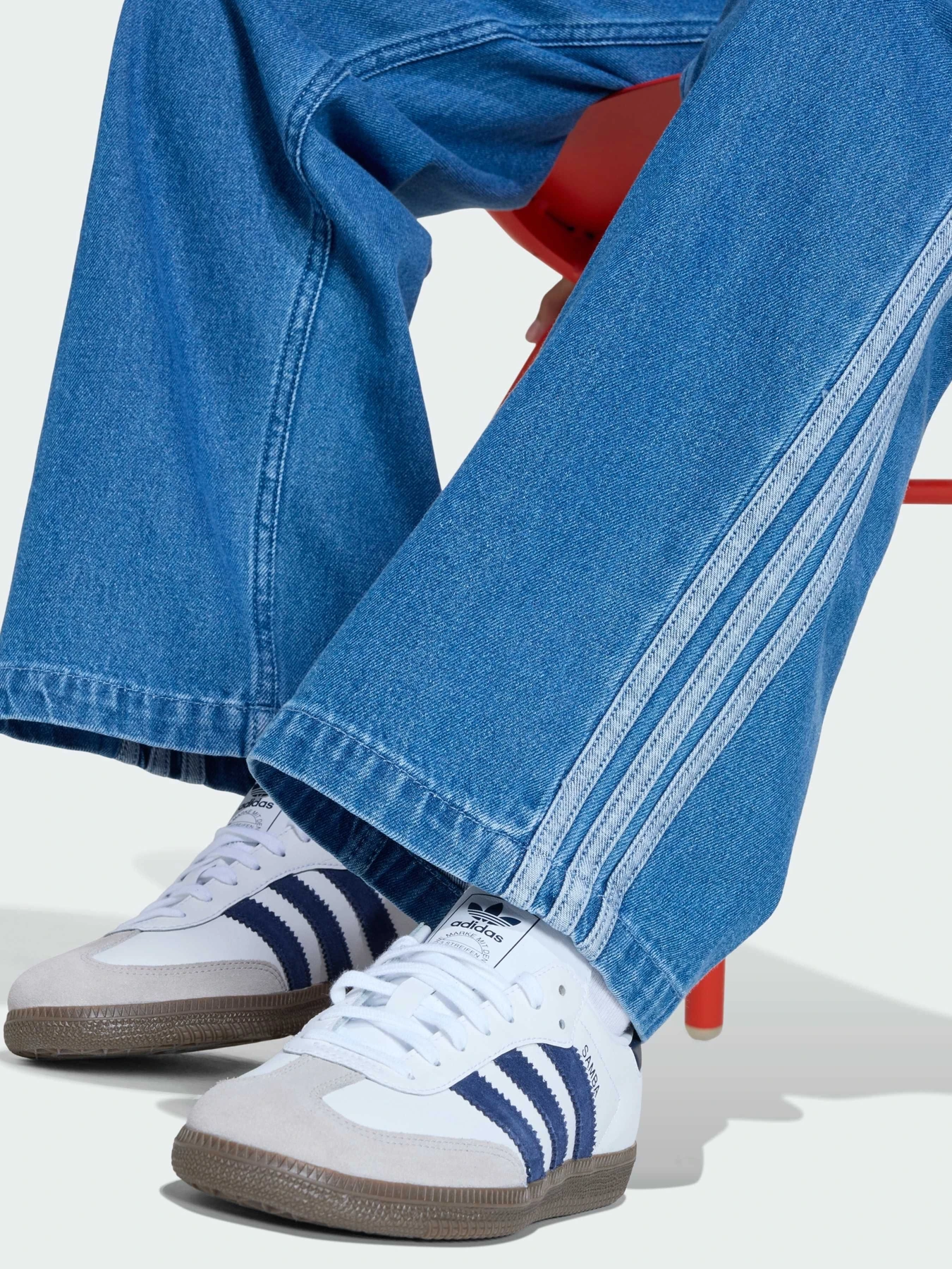 Джинси Adidas Adicolor модель KE2850 Джинси Adidas Adicolor модель KE2850 Фото