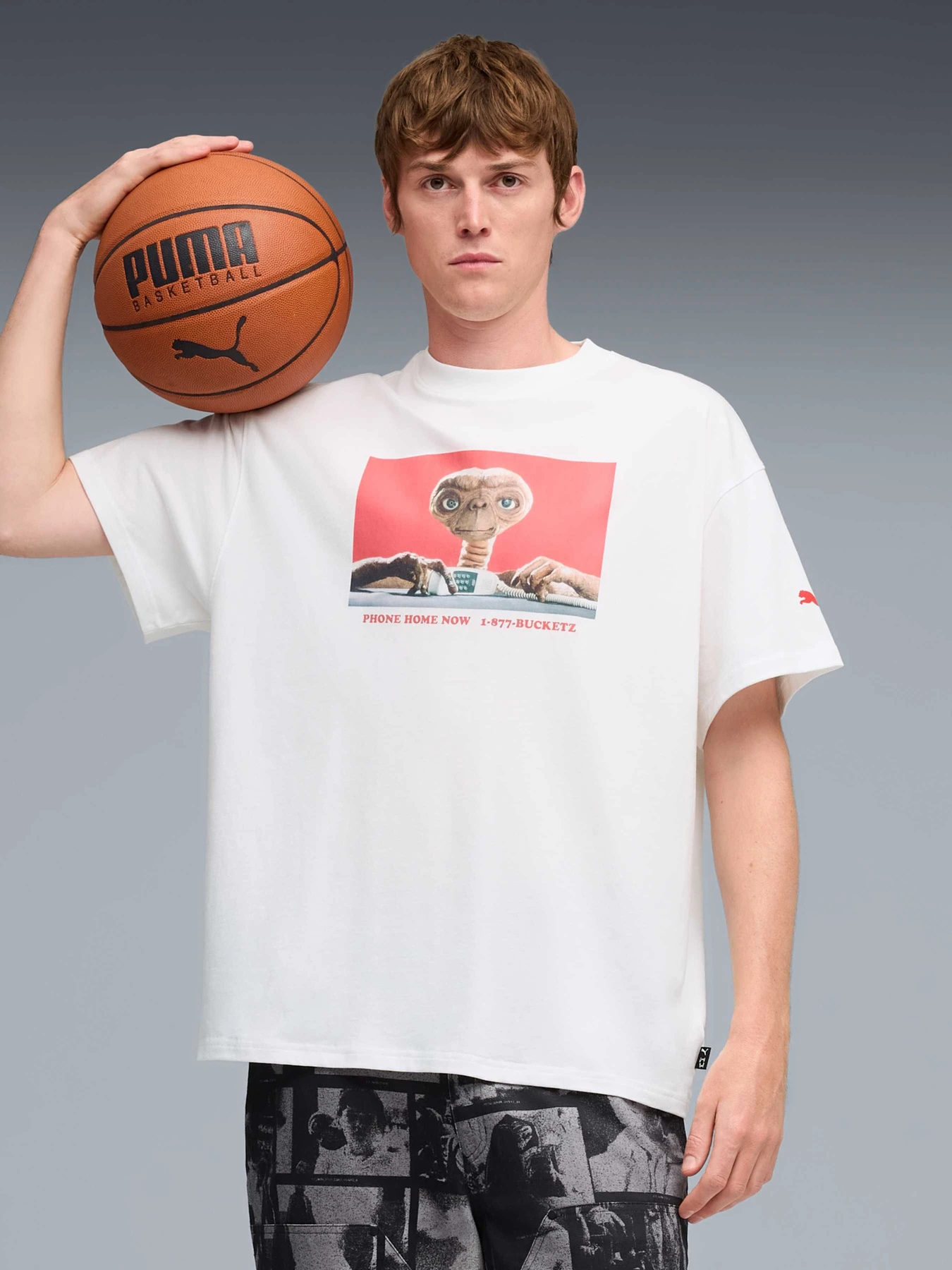 Футболки и поло PUMA Hoops x E.t. Tee I модель 633103 Фото