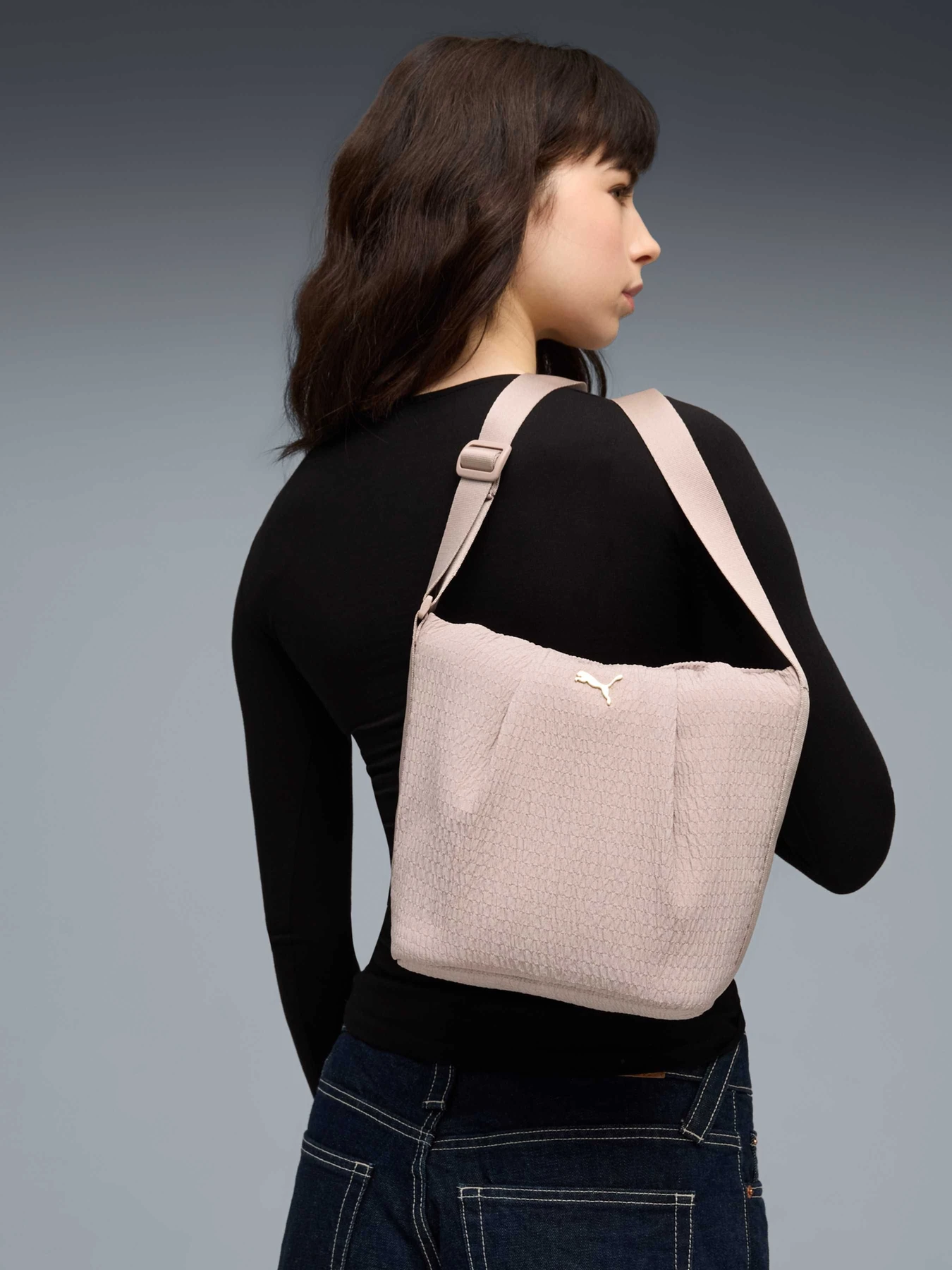 Сумки PUMA Up Zipped Bucket Bag модель 092181 Сумки PUMA Up Zipped Bucket Bag модель 092181 Фото