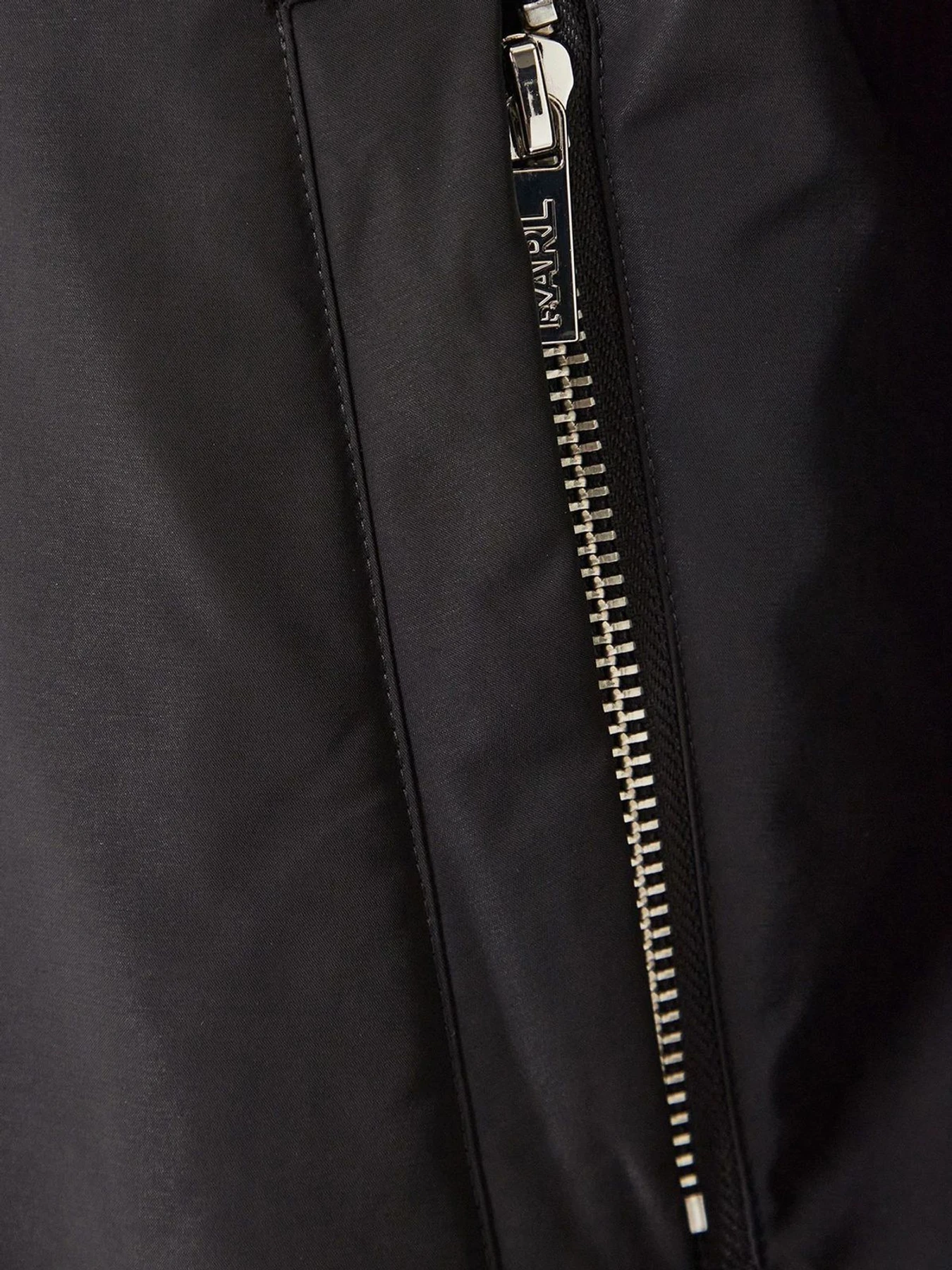 Куртки и дубленки Karl Lagerfeld модель 561533.505005;990 Фото