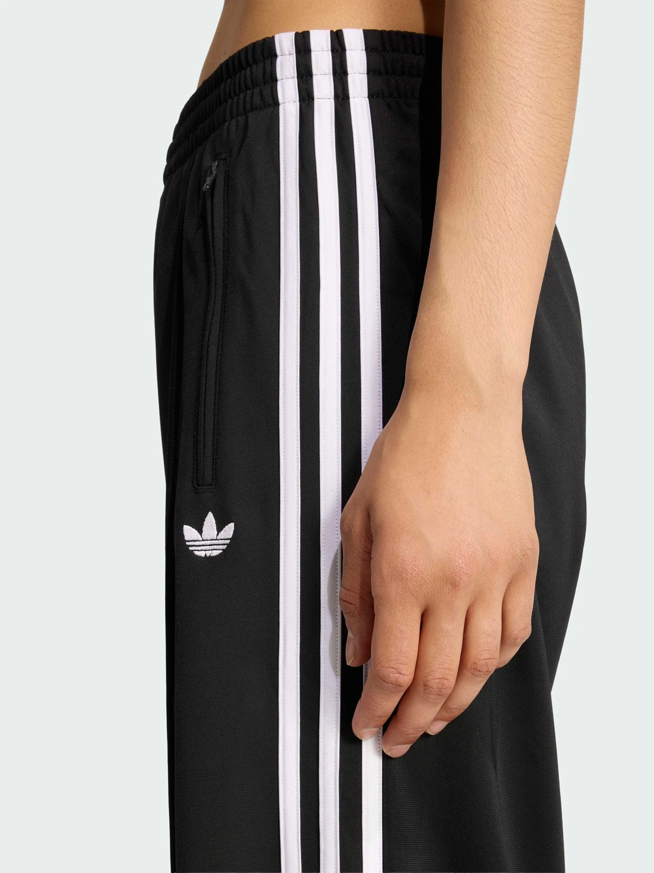 Брюки Adidas Adicolor модель KD7976 Брюки Adidas Adicolor модель KD7976 Фото
