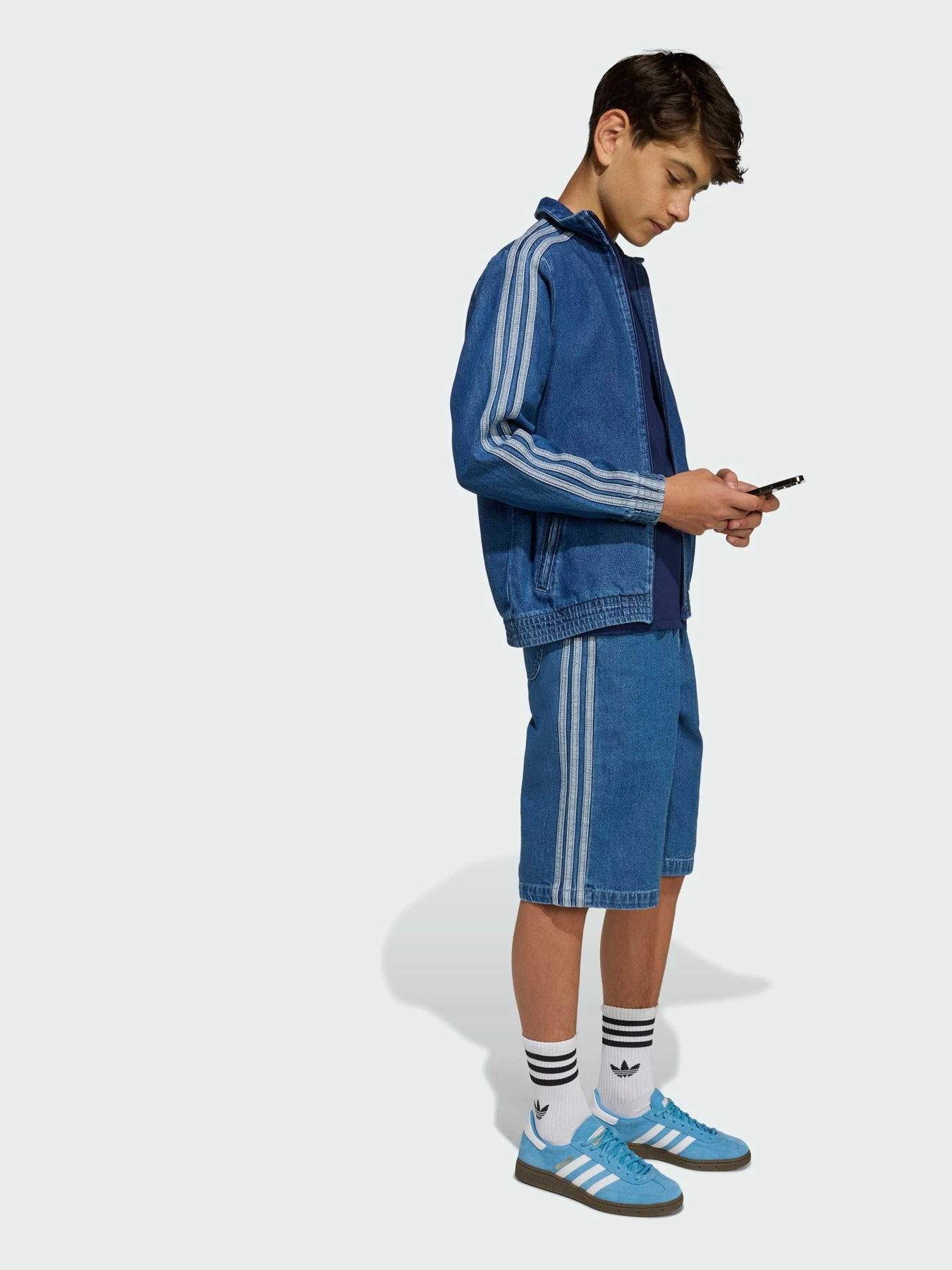 Куртки и дубленки Adidas Adicolor модель KE2849 Куртки и дубленки Adidas Adicolor модель KE2849 Фото