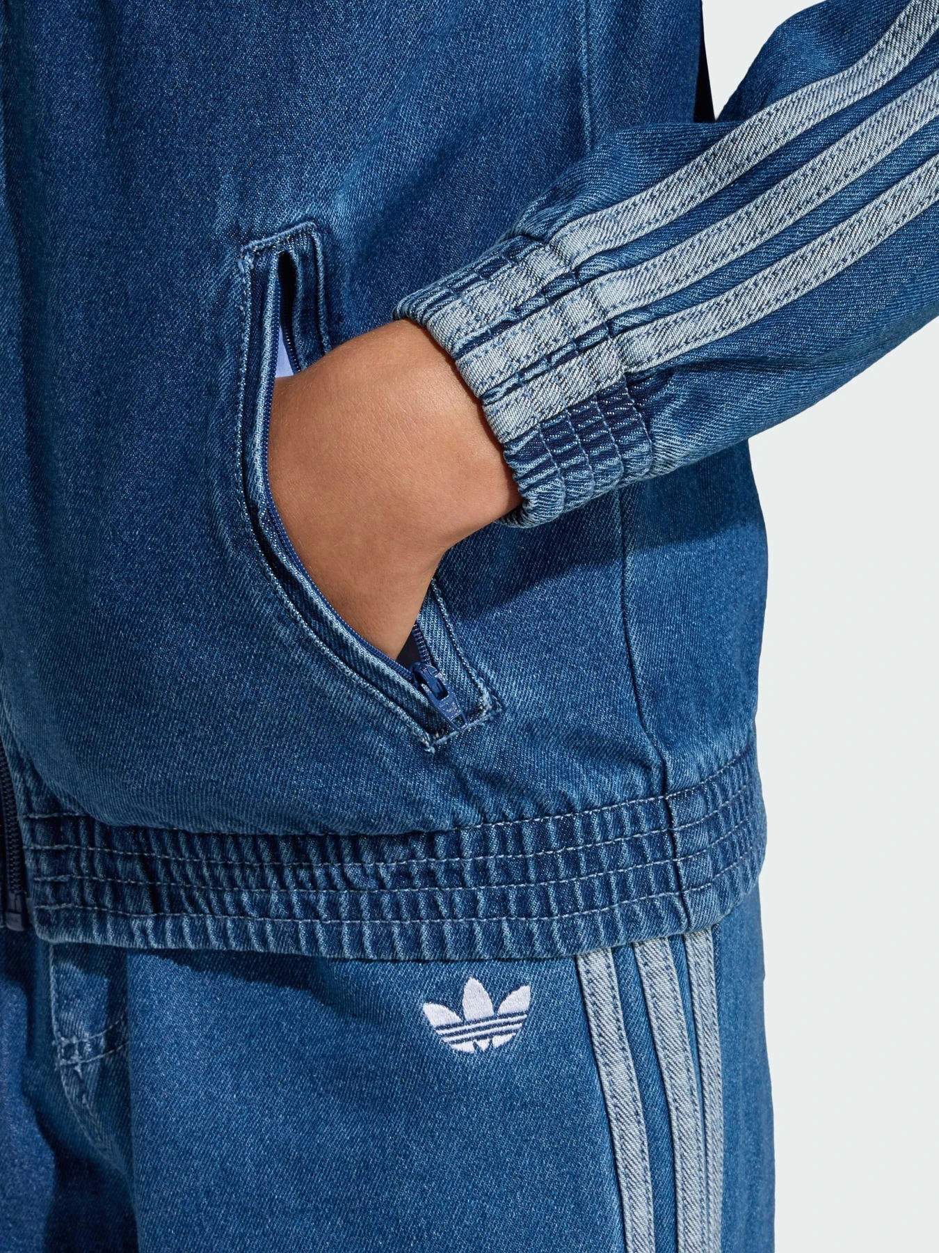 Куртки и дубленки Adidas Adicolor модель KE2849 Куртки и дубленки Adidas Adicolor модель KE2849 Фото