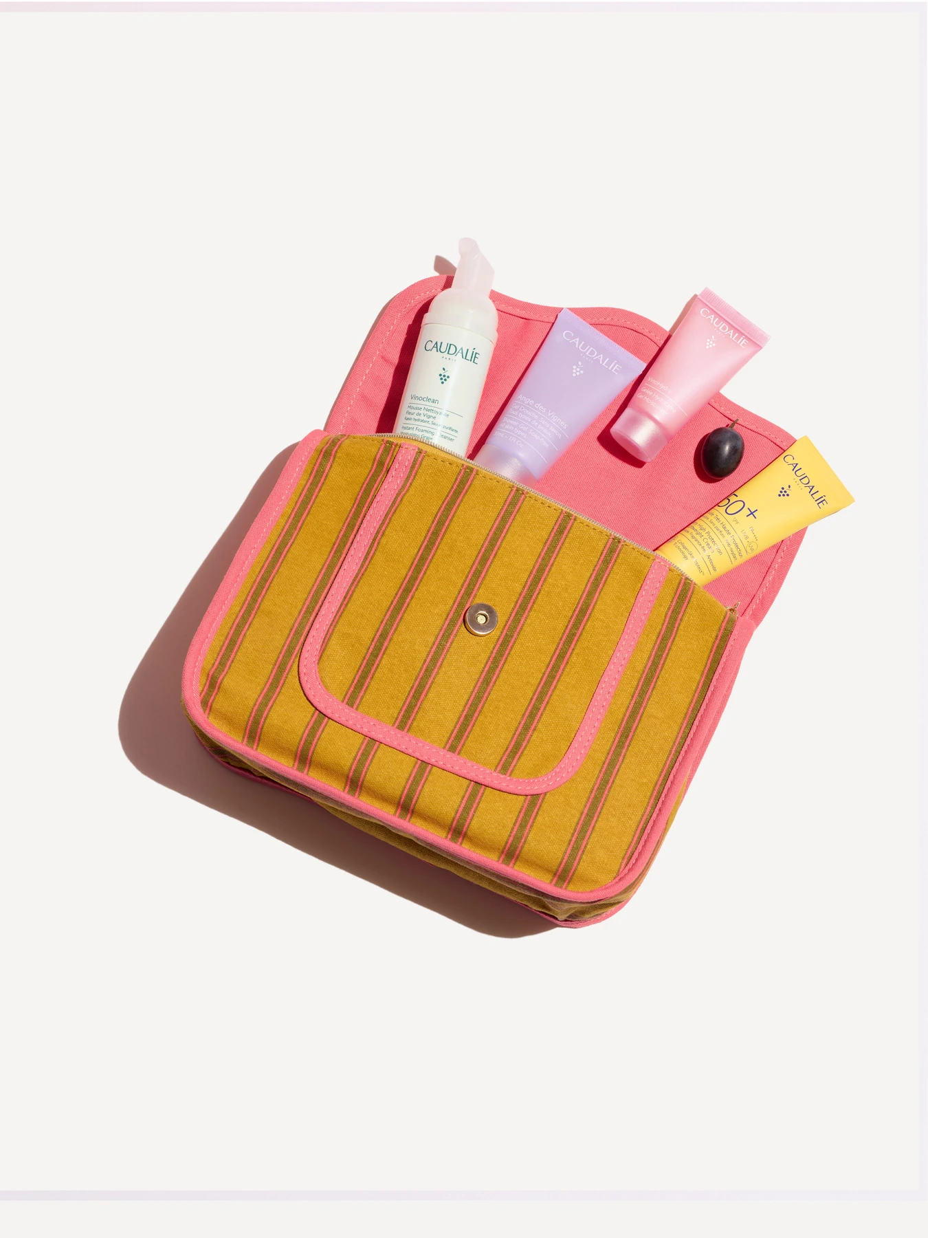 Дорожній набір Caudalie Summer Pouch 2026 CAUDALIE модель 582 Дорожній набір Caudalie Summer Pouch 2026 CAUDALIE модель 582 Фото