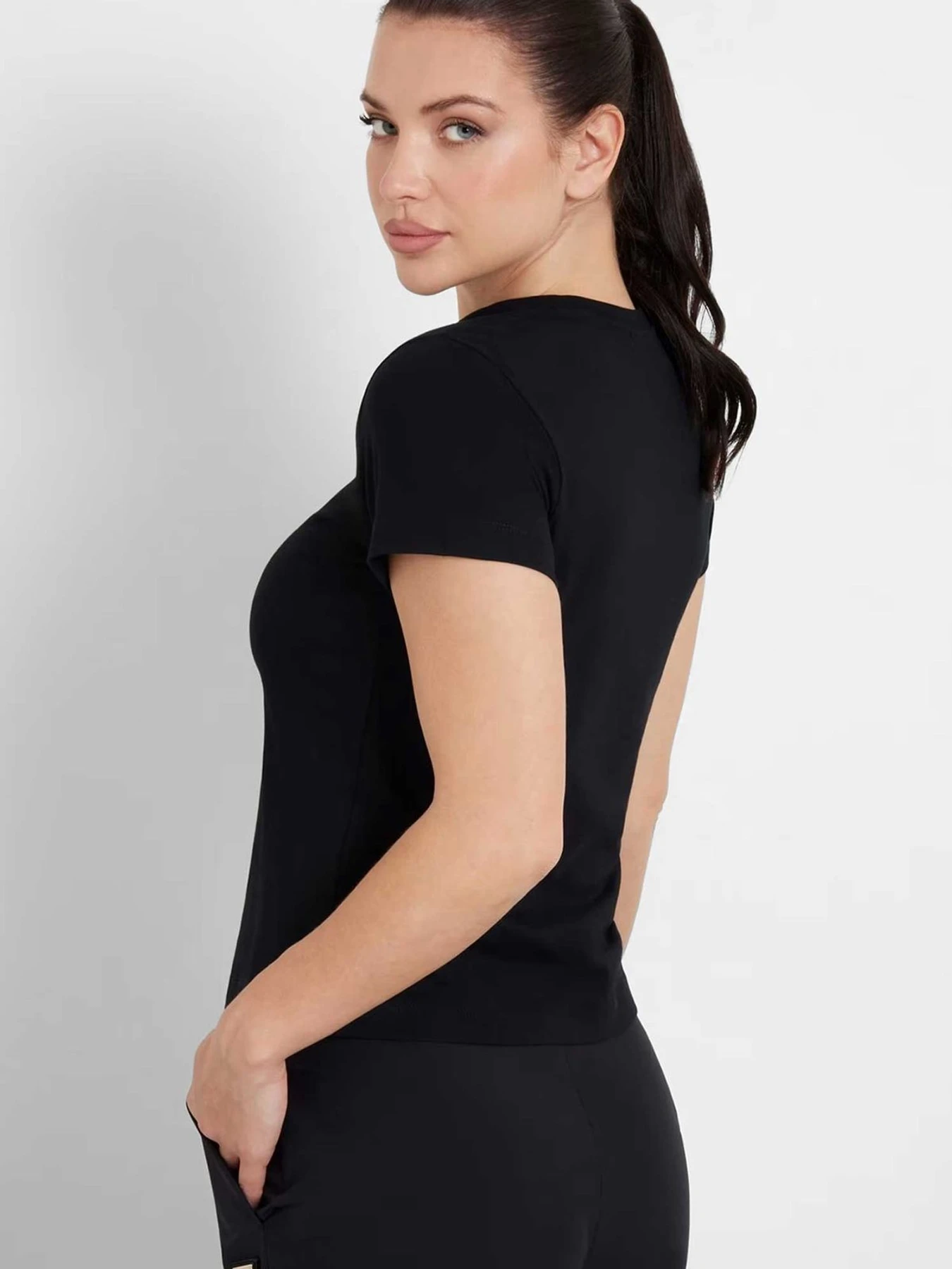 Футболки и поло GUESS модель V4YI21.KCDH1;JBLK Фото