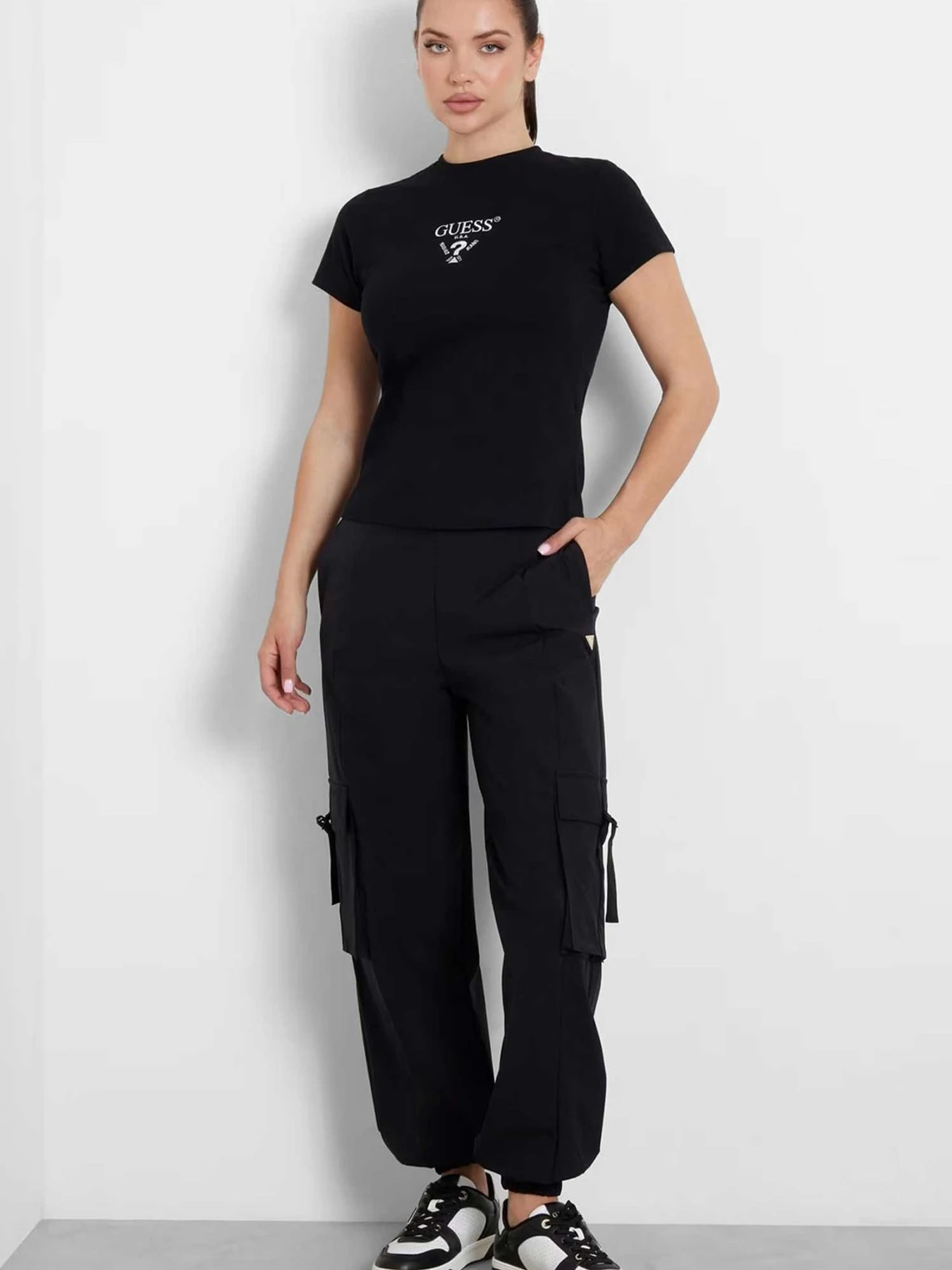 Футболки и поло GUESS модель V4YI21.KCDH1;JBLK Фото